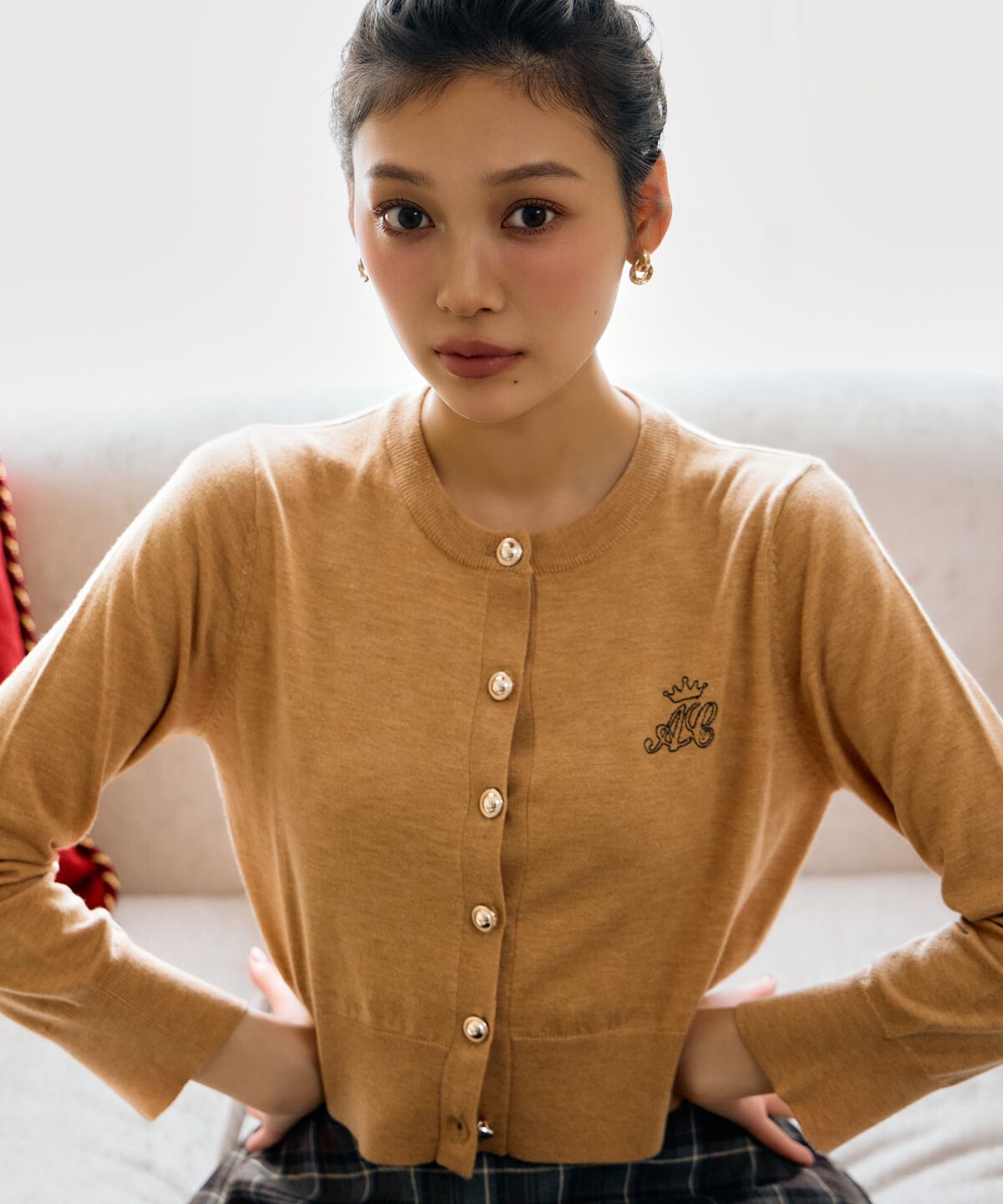 アンドクチュール「刺繍クルーネックカーディガン」|カーディガン|キャメル