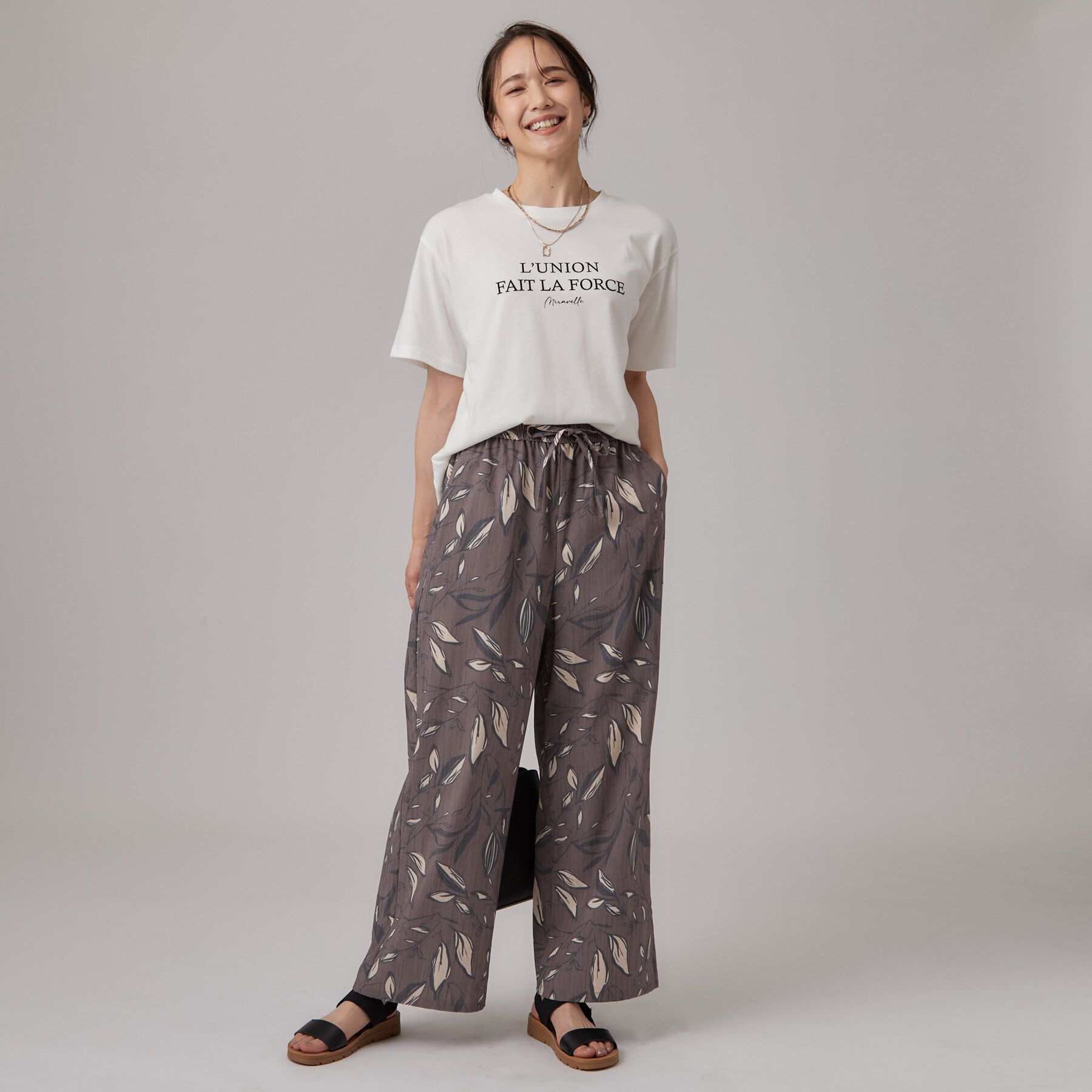SHOO･LA･RUE「【2点セット/体型カバー】瞬間レイヤードコーデが完成 クロシェ編みベスト+ロゴT」|Tシャツ・カットソー|