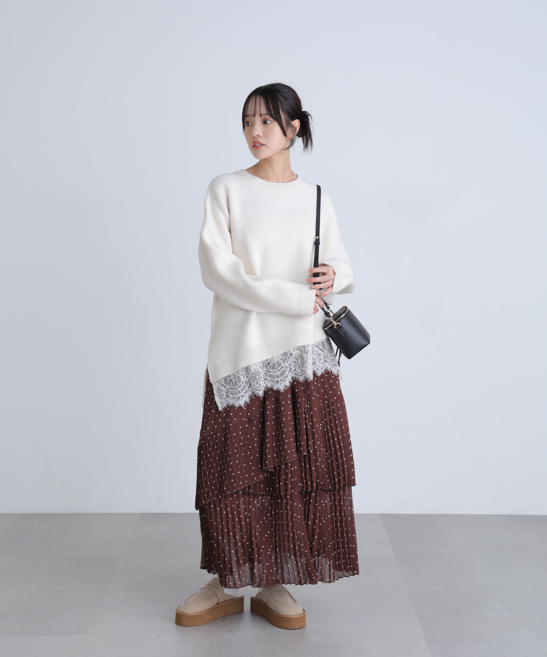  「１２Ｇ＋裾斜めレース丸首ニット」|ニット・セーター|