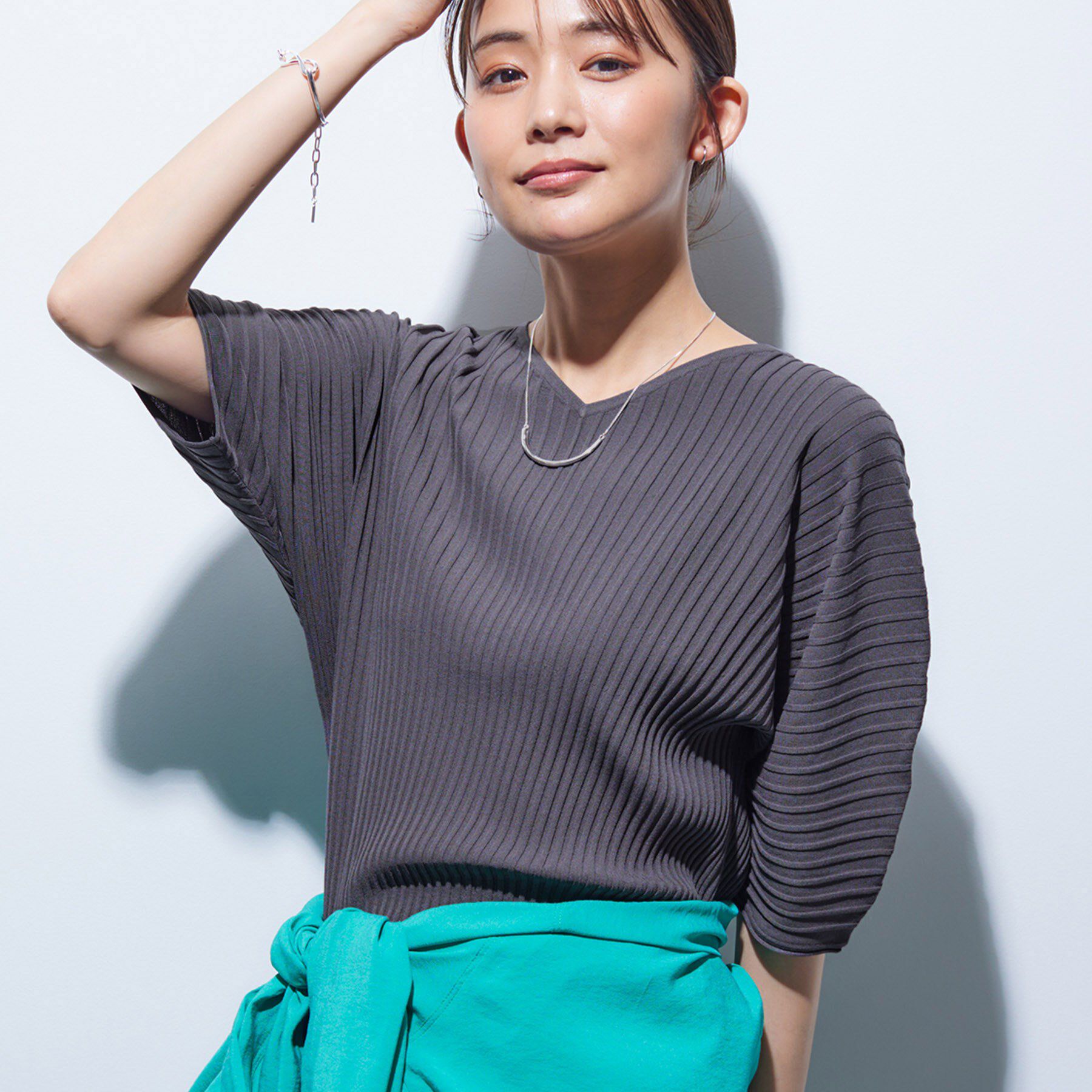 INDIVI「【二の腕カバー／スタイルアップ】ドライタッチストレッチニット」|Tシャツ・カットソー|チャコールグレー(0