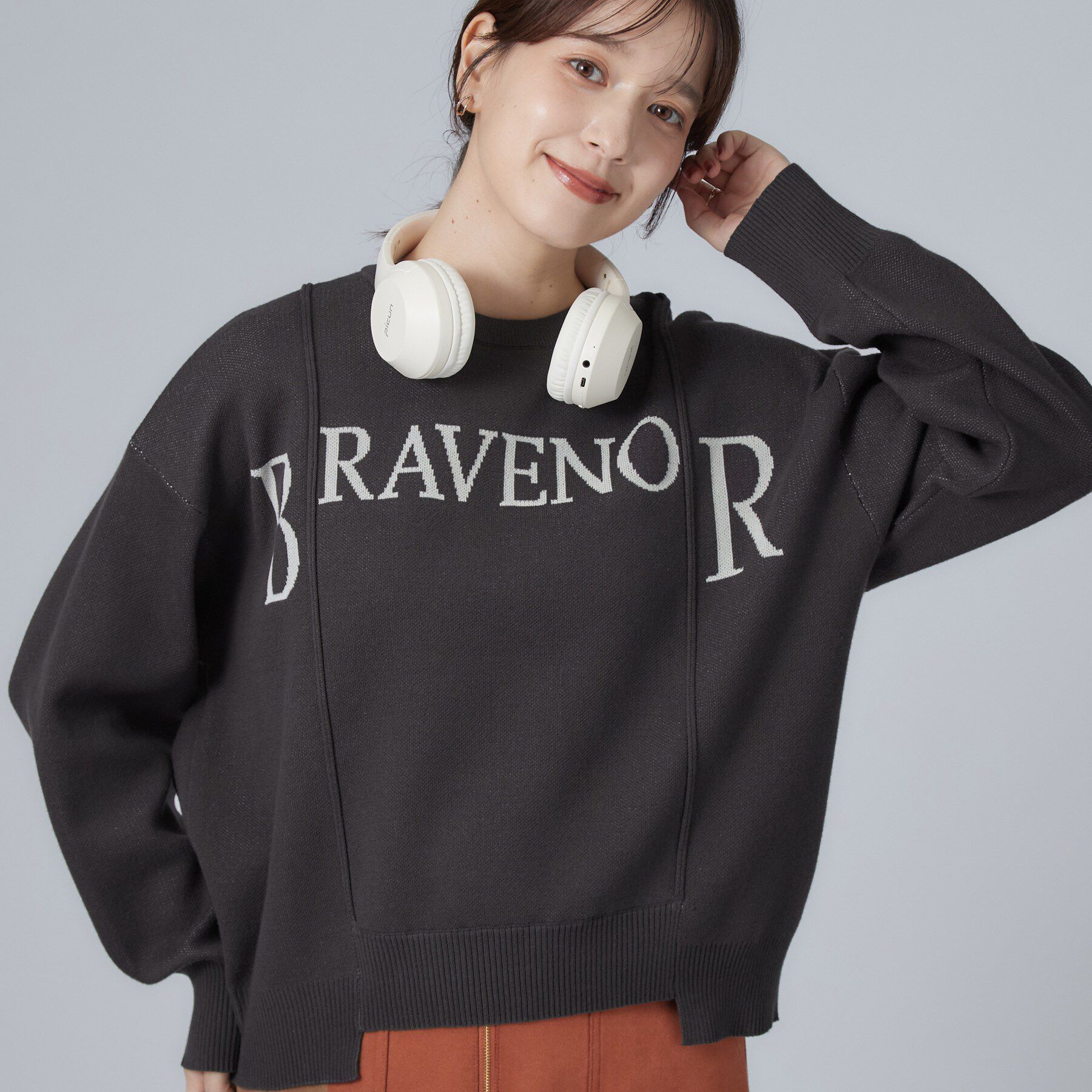 SHOO･LA･RUE「【洗濯機可/S-LL】周りと差がつく リメイク風ロゴニット」|ニット・セーター|チャコールグレー(0