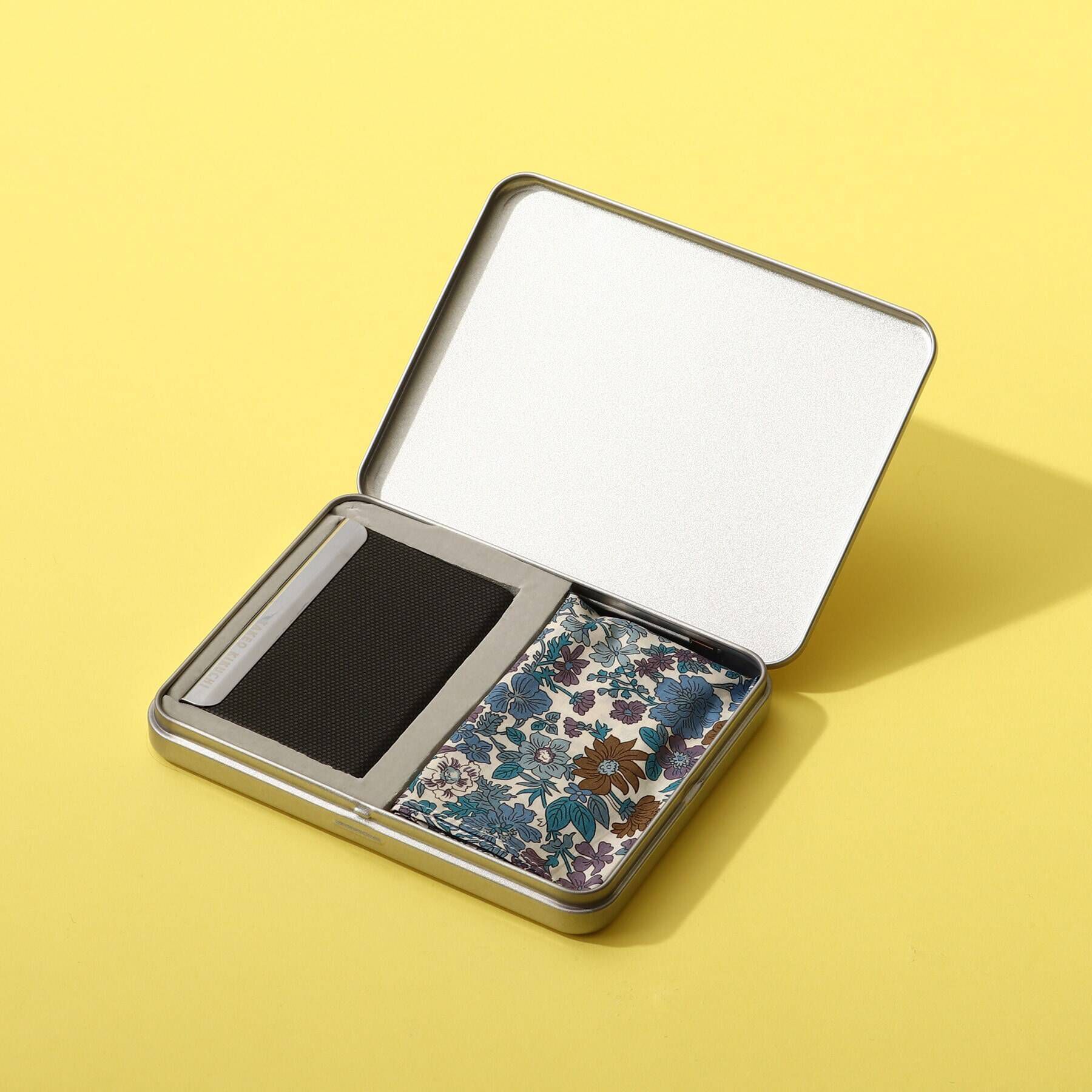 TAKEO KIKUCHI「【LIBERTY】 リバティプリントハンカチ&times;名刺入れ GIFTBOX」|名刺入れ・カードケース|