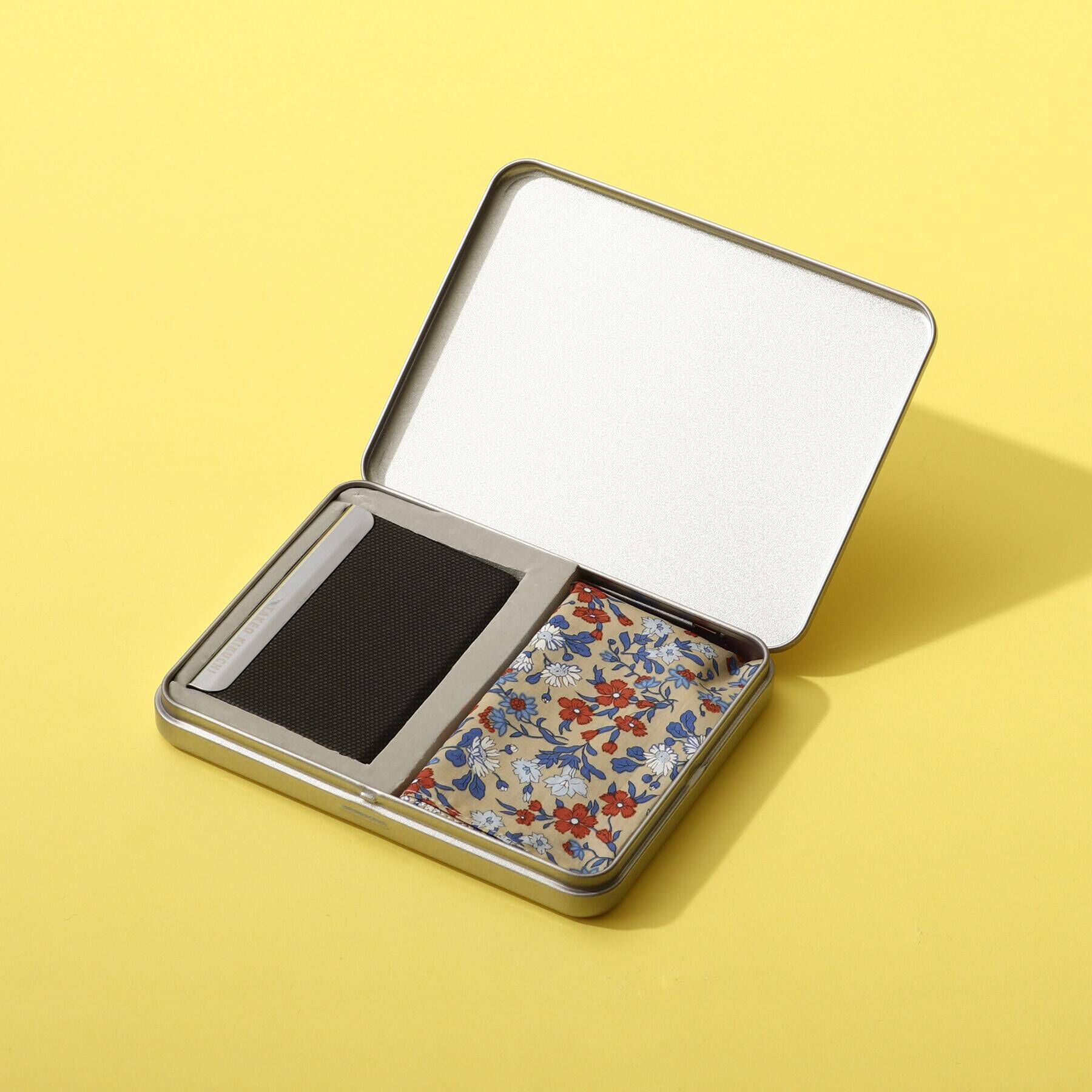 TAKEO KIKUCHI「【LIBERTY】 リバティプリントハンカチ&times;名刺入れ GIFTBOX」|名刺入れ・カードケース|