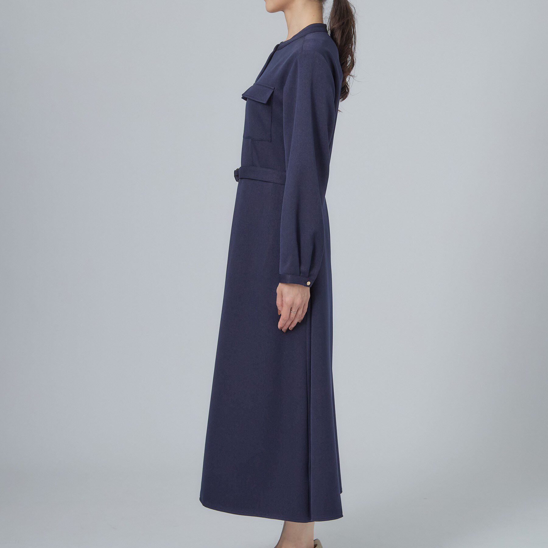 SHOO･LA･RUE「【S-LL/洗濯機可】フレアシルエットが上品見え バンドカラーベルト付シャツワンピース」|ワンピース|
