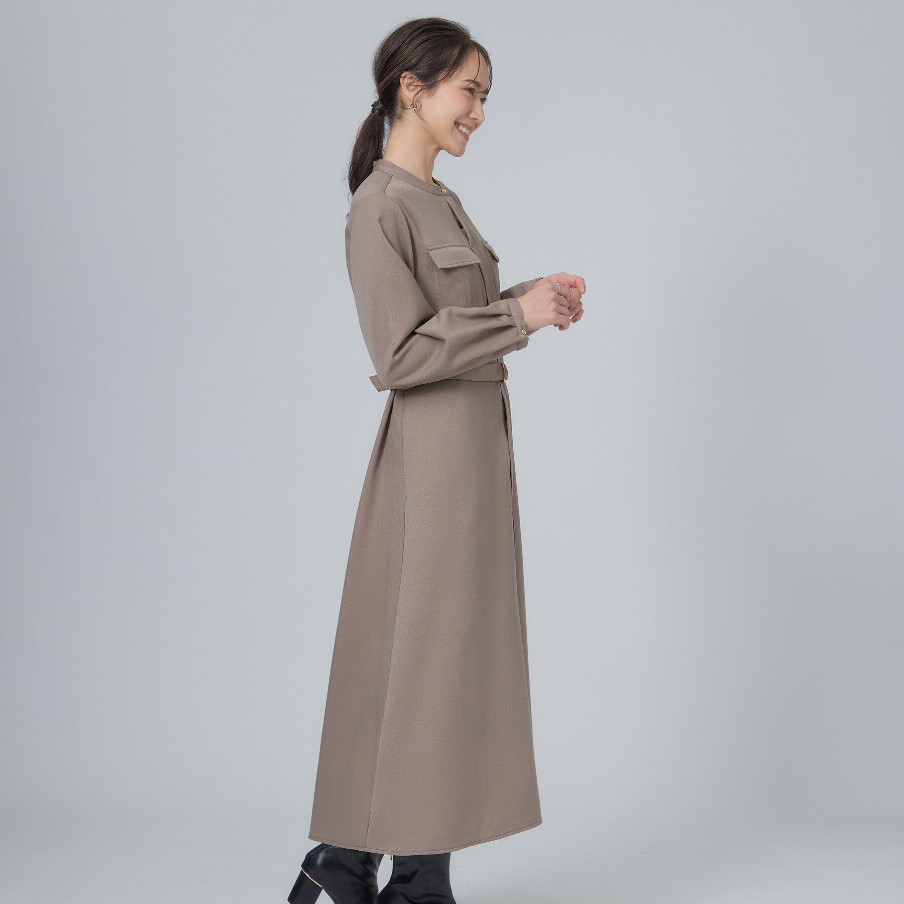 SHOO･LA･RUE「【S-LL/洗濯機可】フレアシルエットが上品見え バンドカラーベルト付シャツワンピース」|ワンピース|
