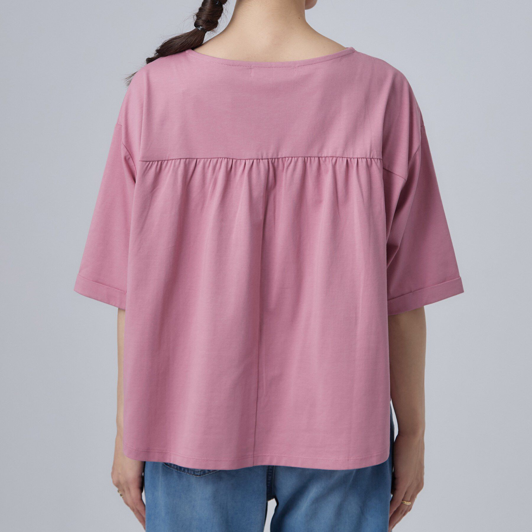 SHOO･LA･RUE「【洗濯機可/体型カバー】首元すっきり ゆるバックギャザーTシャツ」|Tシャツ・カットソー|