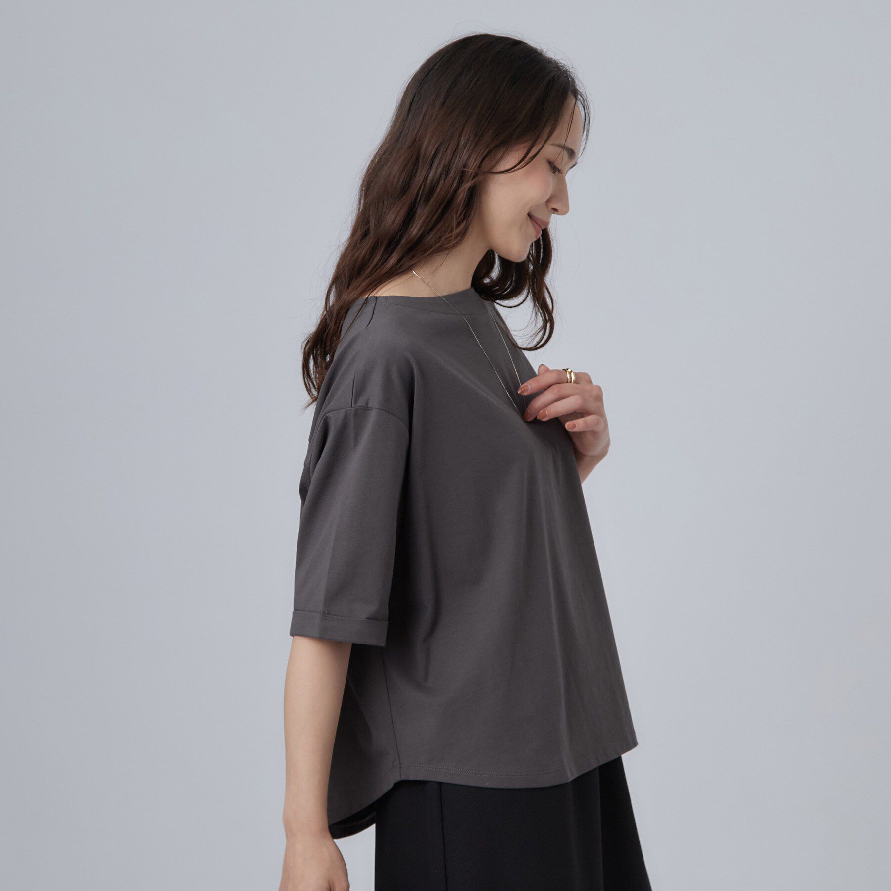 SHOO･LA･RUE「【洗濯機可/体型カバー】首元すっきり ゆるバックギャザーTシャツ」|Tシャツ・カットソー|