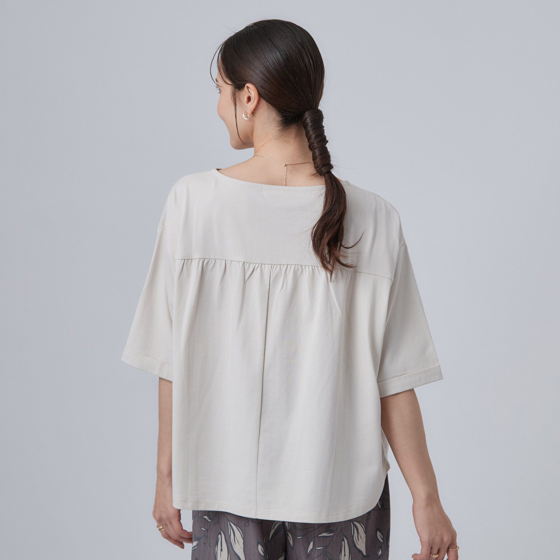 SHOO･LA･RUE「【洗濯機可/体型カバー】首元すっきり ゆるバックギャザーTシャツ」|Tシャツ・カットソー|
