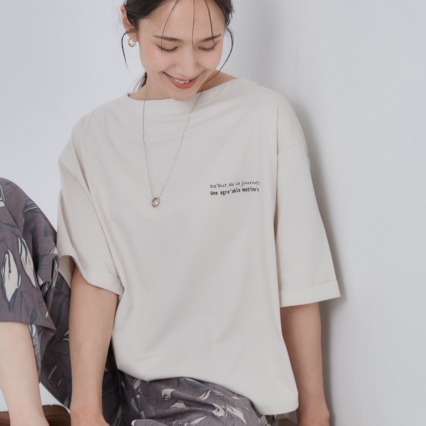 SHOO･LA･RUE「【洗濯機可/体型カバー】首元すっきり ゆるバックギャザーTシャツ」|Tシャツ・カットソー|ライトベージュ(05