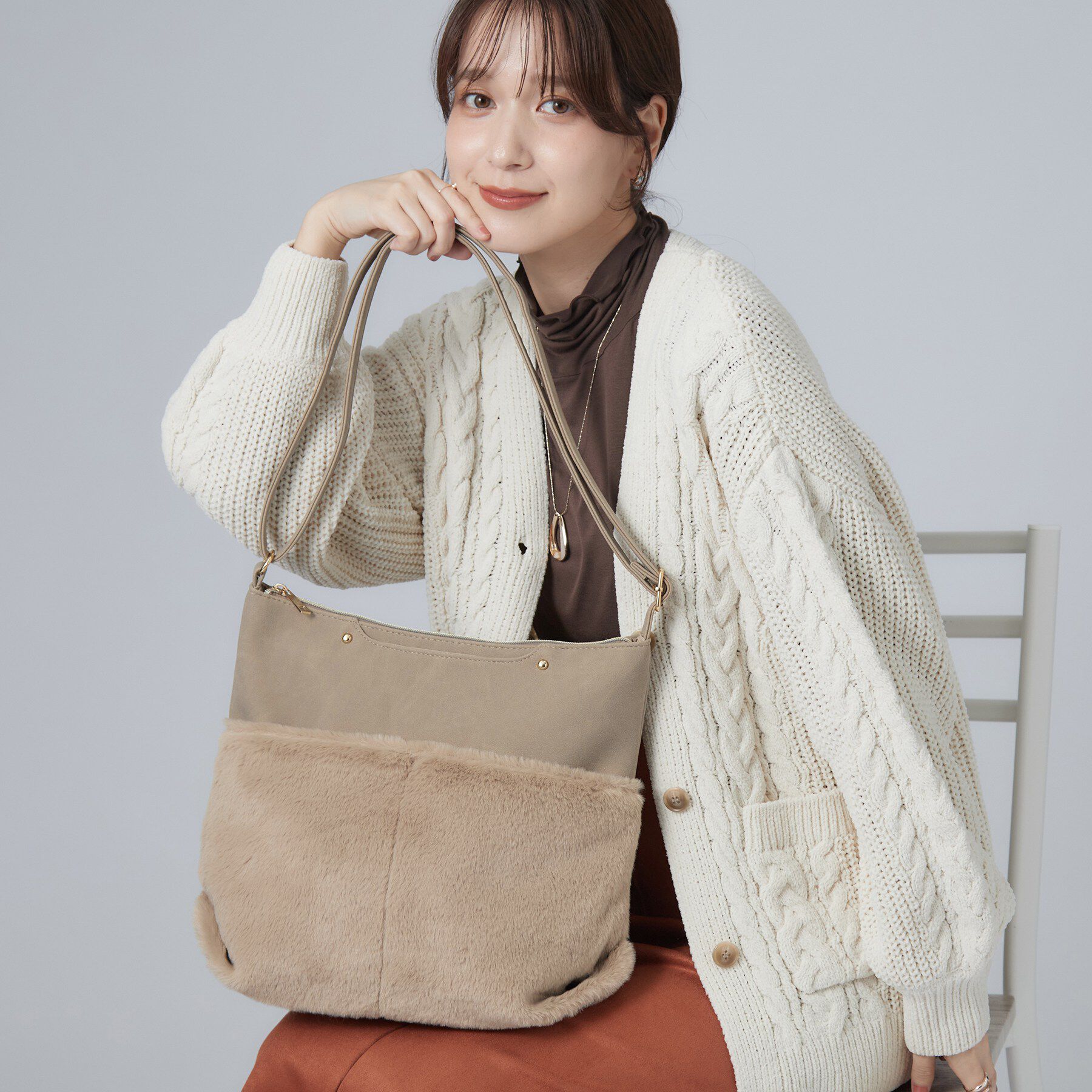 SHOO･LA･RUE「フロントポケットフェイクファーショルダーバッグ」|ショルダー・メッセンジャー|グレージュ(050)
