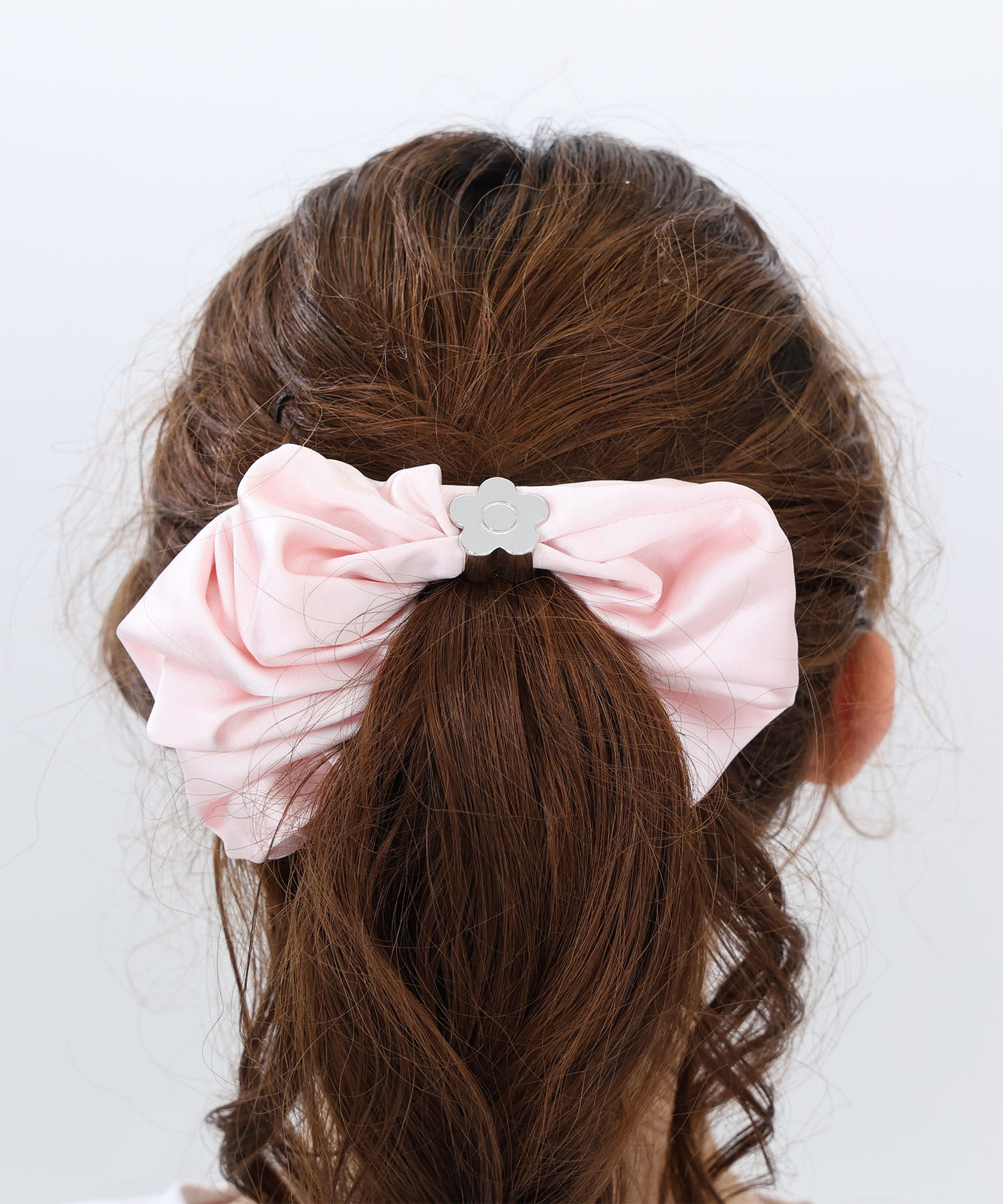 MARY QUANT「メタルデイジーサテン シュシュ」|ヘアゴム・シュシュ|ピンク