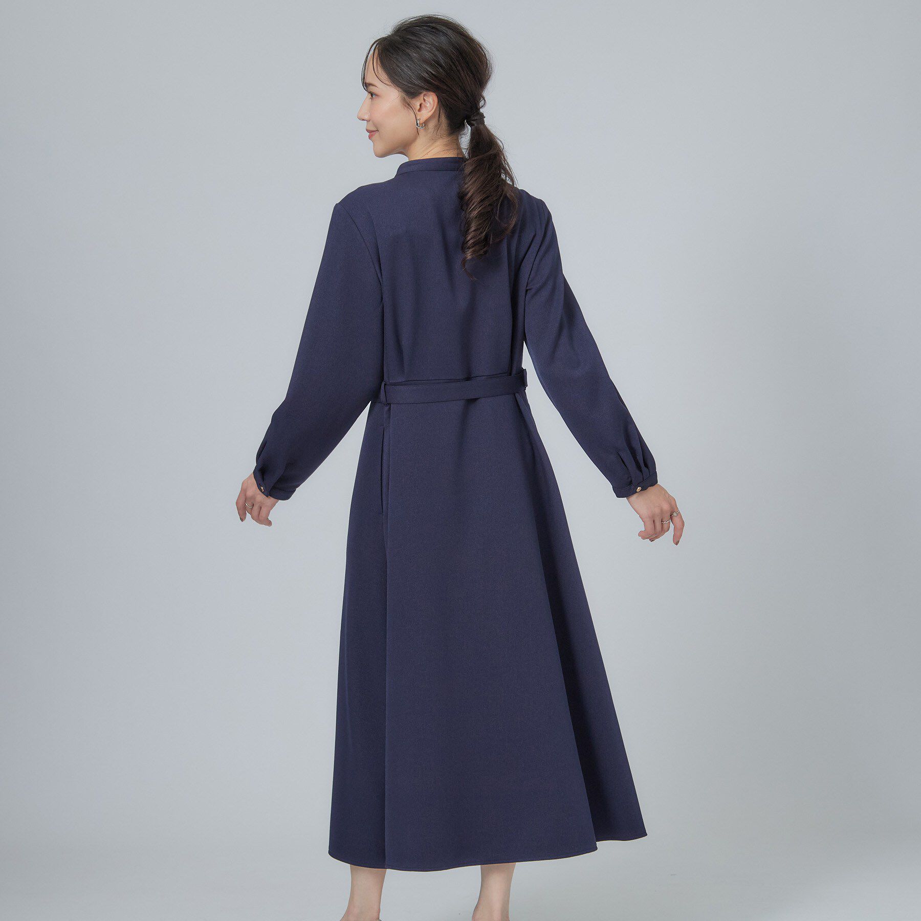 SHOO･LA･RUE「【S-LL/洗濯機可】フレアシルエットが上品見え バンドカラーベルト付シャツワンピース」|ワンピース|