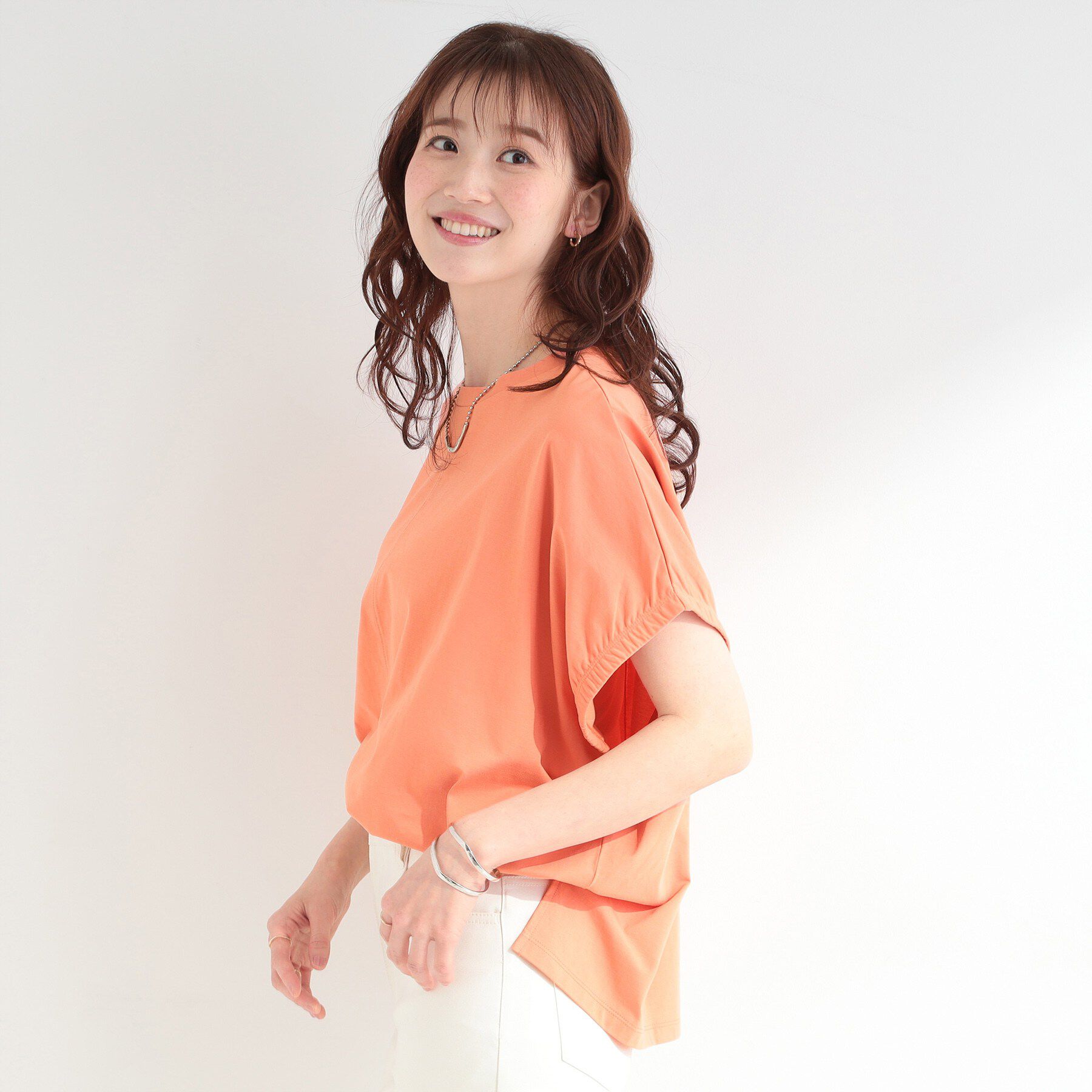 SHOO･LA･RUE「【洗濯機可】シンプルにこなれて見せる お袖ギャザードルマンTシャツ」|Tシャツ・カットソー|