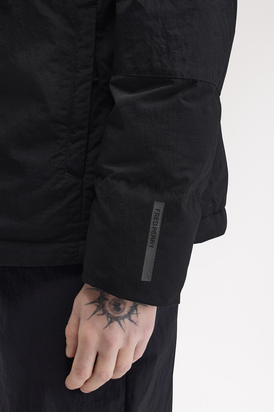FRED PERRY 「FRED PERRY／Fabric Block Padded Jacket／ワンポイントロゴ フーデッドパデッドジャケット」|ブルゾン・スタジャン|