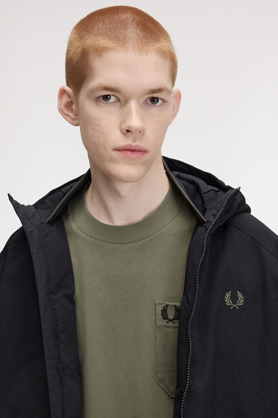 FRED PERRY 「FRED PERRY／Fabric Block Padded Jacket／ワンポイントロゴ フーデッドパデッドジャケット」|ブルゾン・スタジャン|