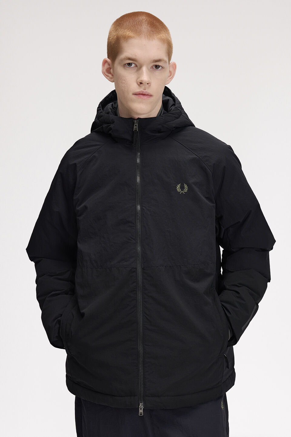 FRED PERRY 「FRED PERRY／Fabric Block Padded Jacket／ワンポイントロゴ フーデッドパデッドジャケット」|ブルゾン・スタジャン|