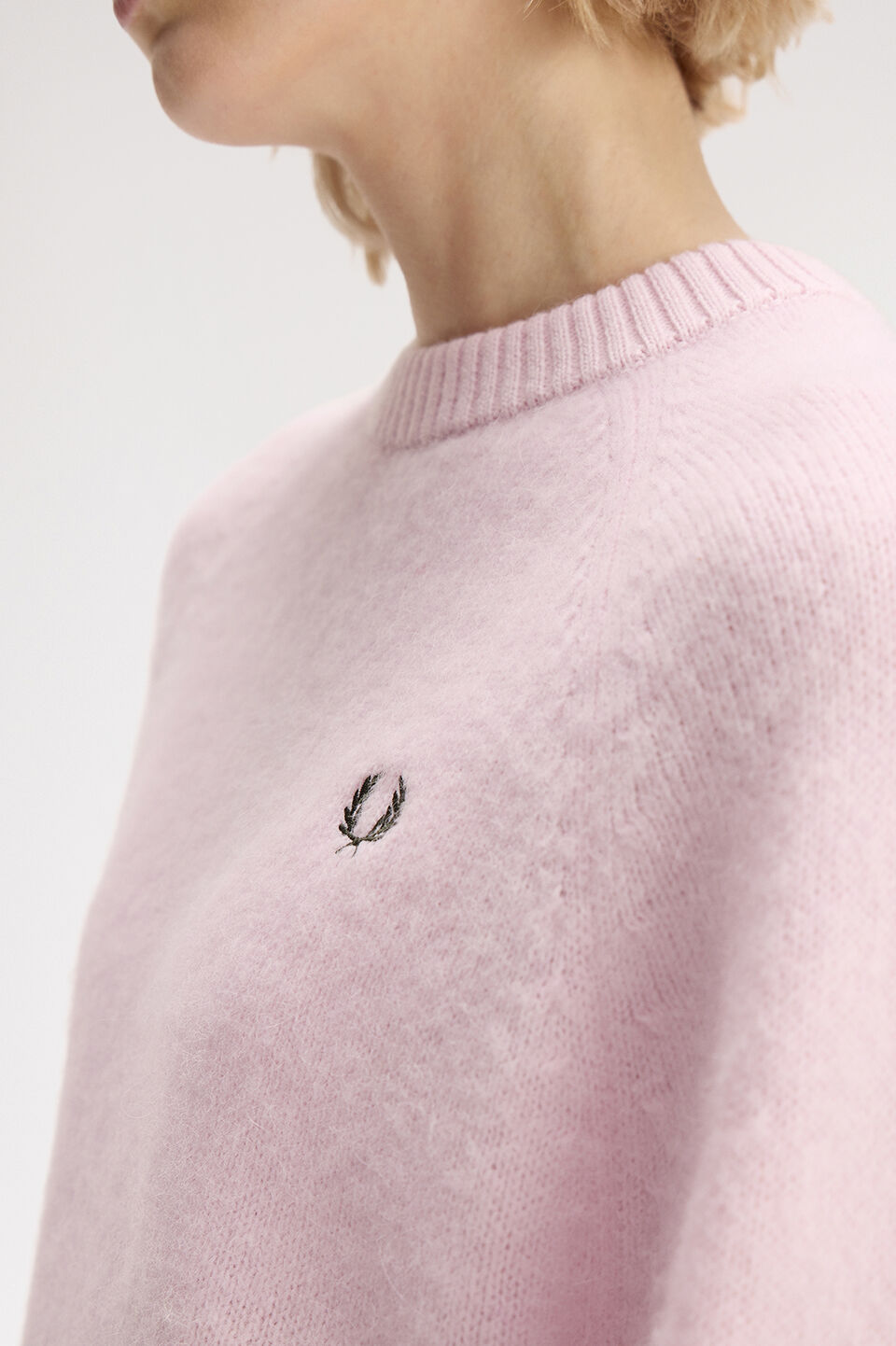 FRED PERRY 「FRED PERRY／Brushed Crew Neck Jumper／ワンポイント刺繍ロゴ クルーネックニット」|ニット・セーター|
