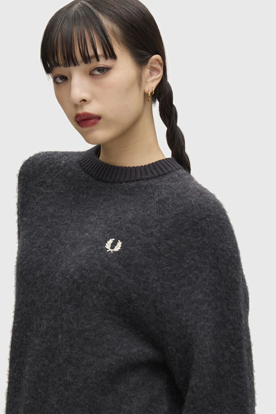 FRED PERRY 「FRED PERRY／Brushed Crew Neck Jumper／ワンポイント刺繍ロゴ クルーネックニット」|ニット・セーター|CHARCOAL MARL