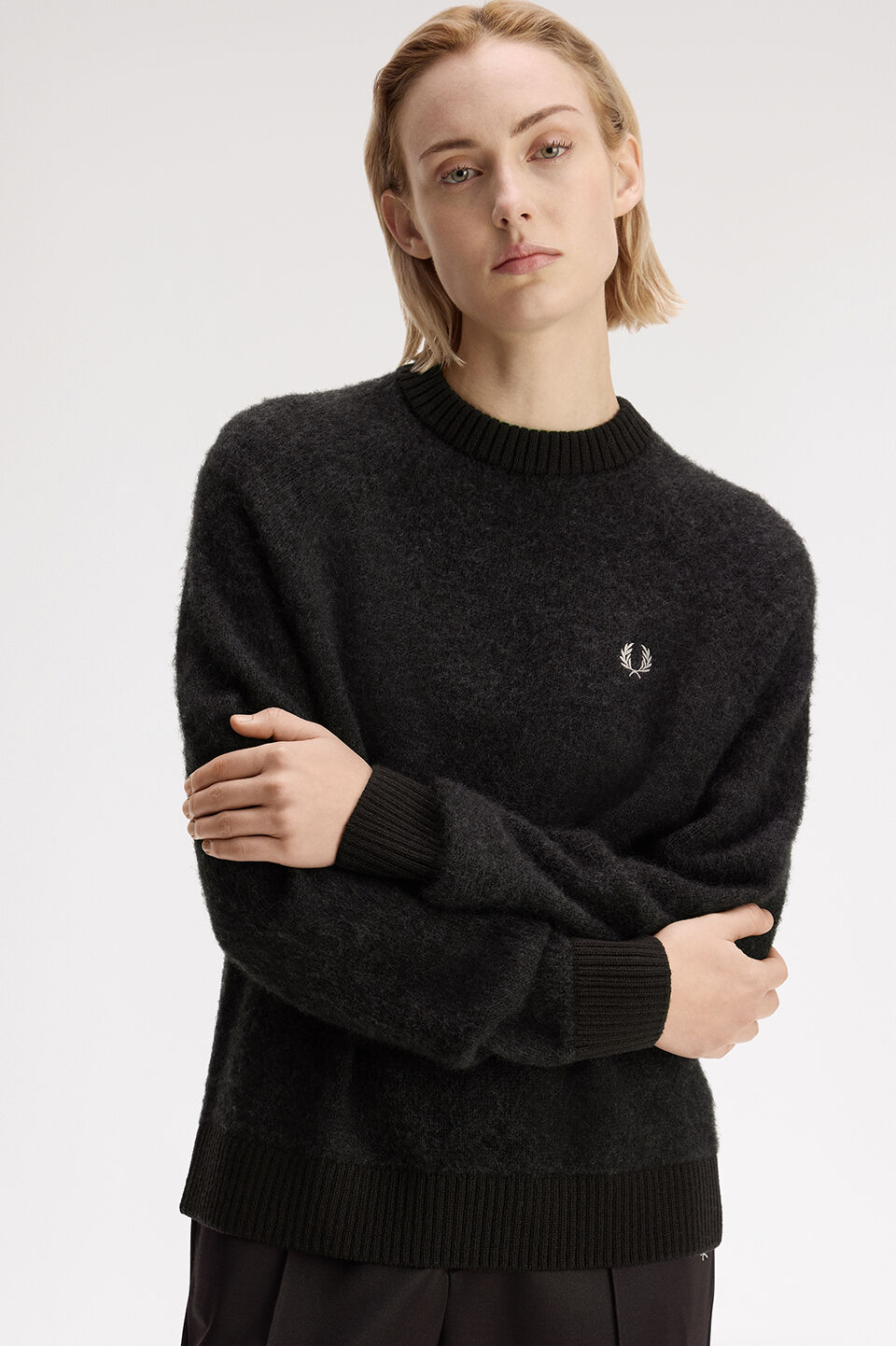 FRED PERRY 「FRED PERRY／Brushed Crew Neck Jumper／ワンポイント刺繍ロゴ クルーネックニット」|ニット・セーター|