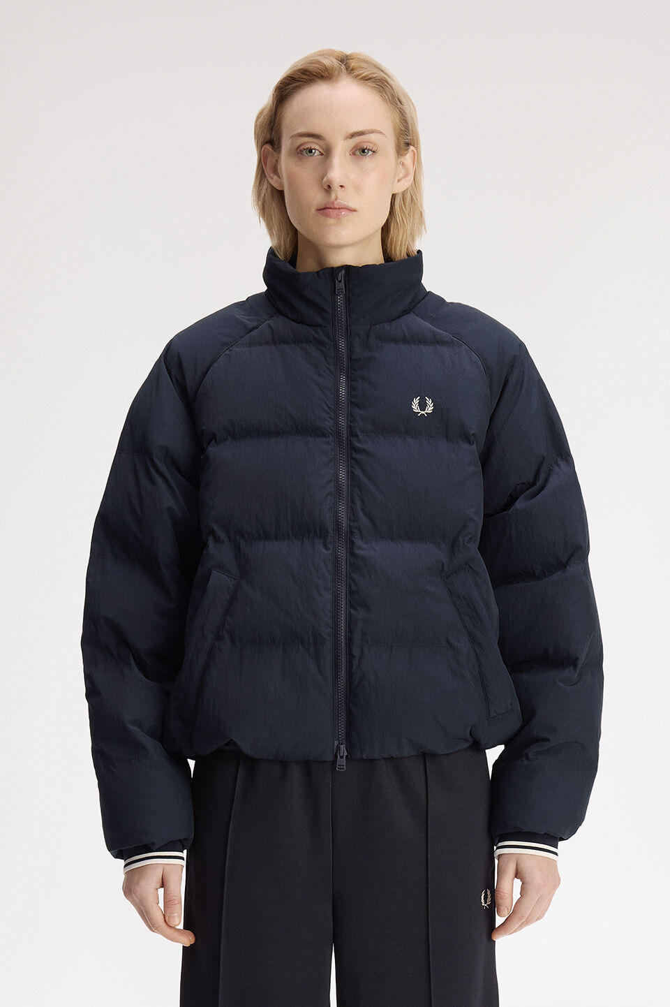FRED PERRY 「FRED PERRY／Raglan Sleeve Padded Jacket／ワンポイントロゴ ラグランスリーブ 中綿ジャケット」|ブルゾン・スタジャン|