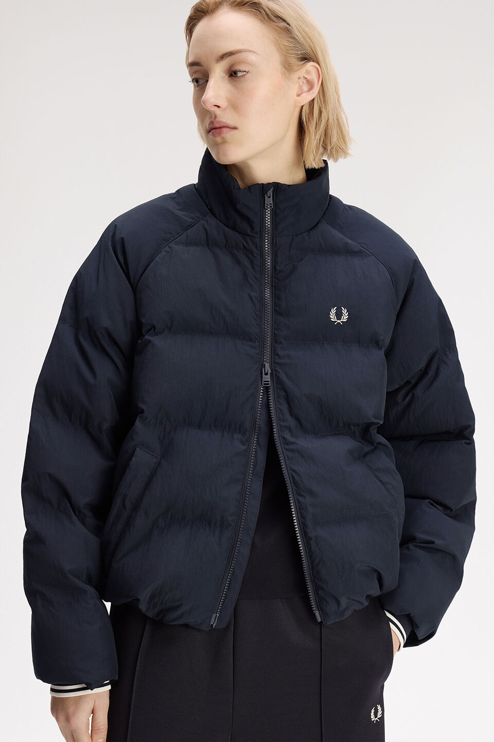 FRED PERRY 「FRED PERRY／Raglan Sleeve Padded Jacket／ワンポイントロゴ ラグランスリーブ 中綿ジャケット」|ブルゾン・スタジャン|