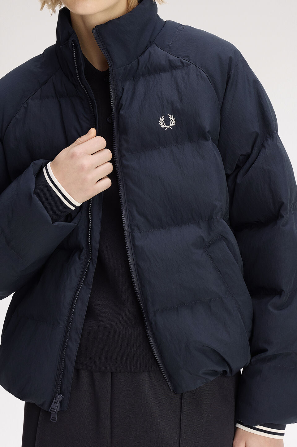 FRED PERRY 「FRED PERRY／Raglan Sleeve Padded Jacket／ワンポイントロゴ ラグランスリーブ 中綿ジャケット」|ブルゾン・スタジャン|