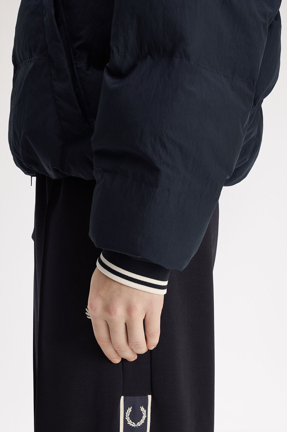 FRED PERRY 「FRED PERRY／Raglan Sleeve Padded Jacket／ワンポイントロゴ ラグランスリーブ 中綿ジャケット」|ブルゾン・スタジャン|