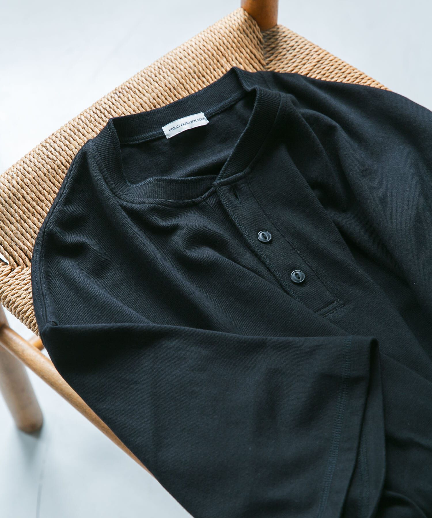 URBAN RESEARCH DOORS「TOMPKINS ヘンリーネック ショートスリーブ Tシャツ」|Tシャツ・カットソー|ブラック