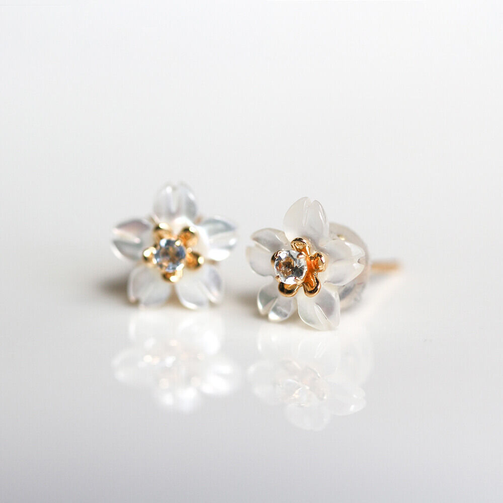  「シェル / カラーストーン サクラ フラワー ピアス | K18」|ピアス|