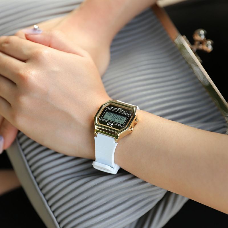 ICE-WATCH「〈ICE-WATCH(ｱｲｽｳｫｯﾁ)〉 ICE digit retro ﾒﾀﾙｺﾞｰﾙﾄﾞﾐﾗｰ ﾎﾜｲﾄ ｽﾓｰﾙ」|腕時計|