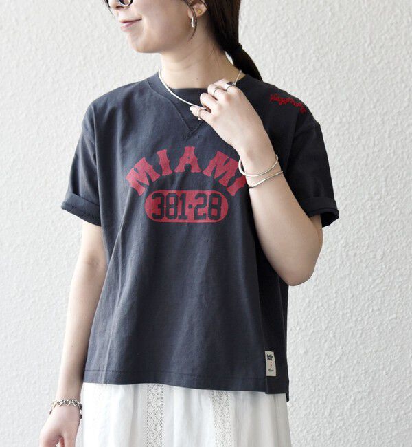 SHIPS any「【SHIPS any別注】Collegiate Pacific:〈洗濯機可能〉V ガゼット プリント & 刺繍 Tシャツ」|Tシャツ・カットソー|