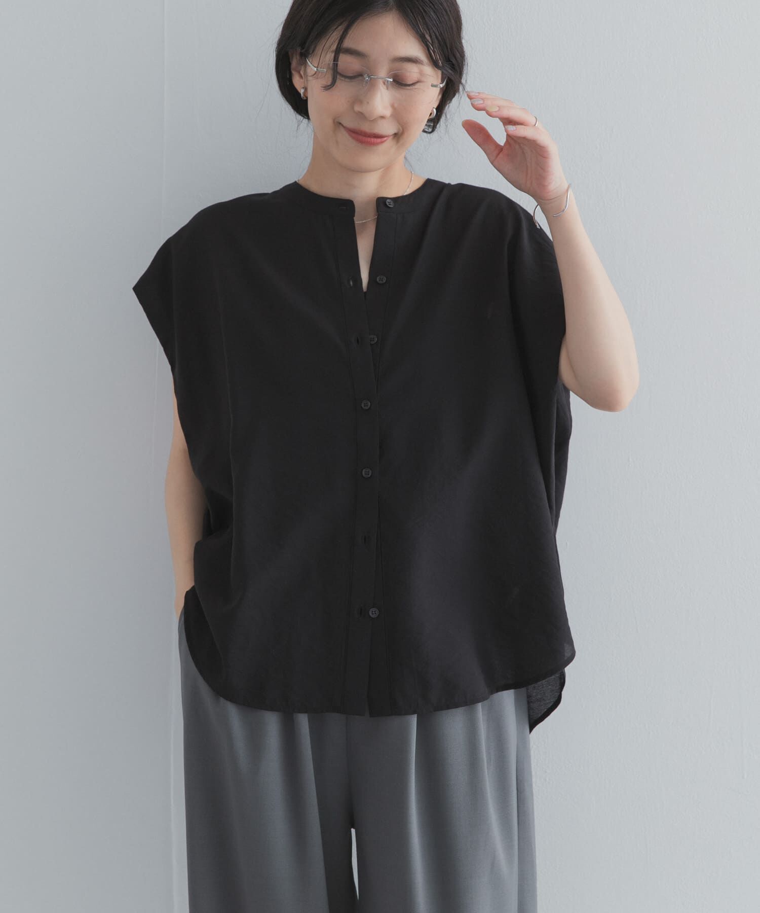 URBAN RESEARCH DOORS「『一部WEB限定カラー』ショルダータックバンドカラーシャツ」|シャツ・ブラウス|