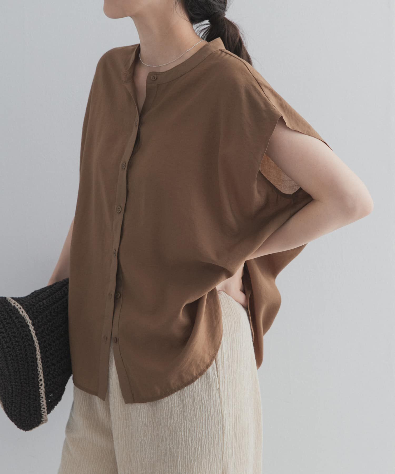 URBAN RESEARCH DOORS「『一部WEB限定カラー』ショルダータックバンドカラーシャツ」|シャツ・ブラウス|ベージュ系その他