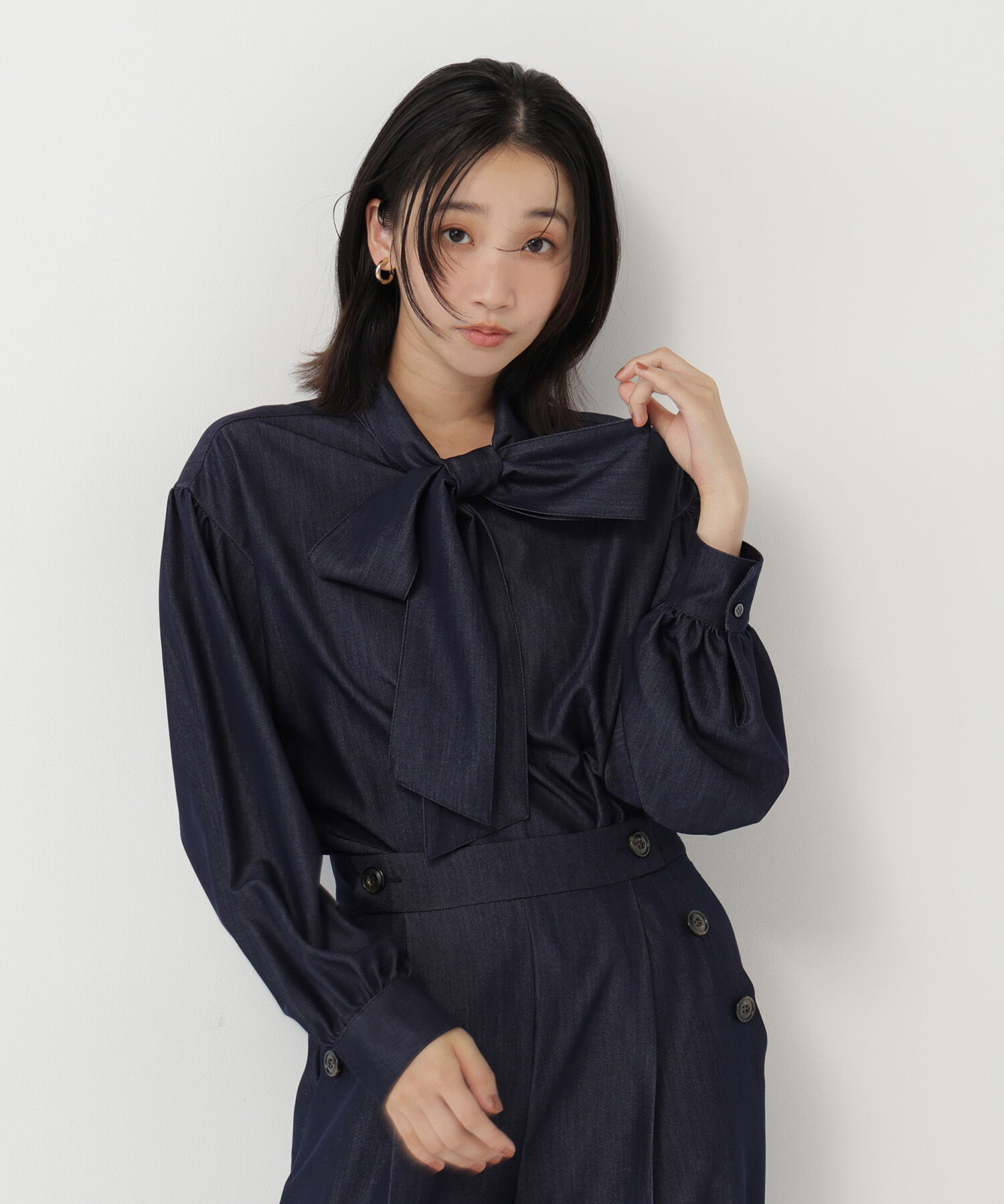  「＜Oggi・CanCam11月号掲載＞デニムライク SETUP リボンボウタイブラウス」|シャツ・ブラウス|
