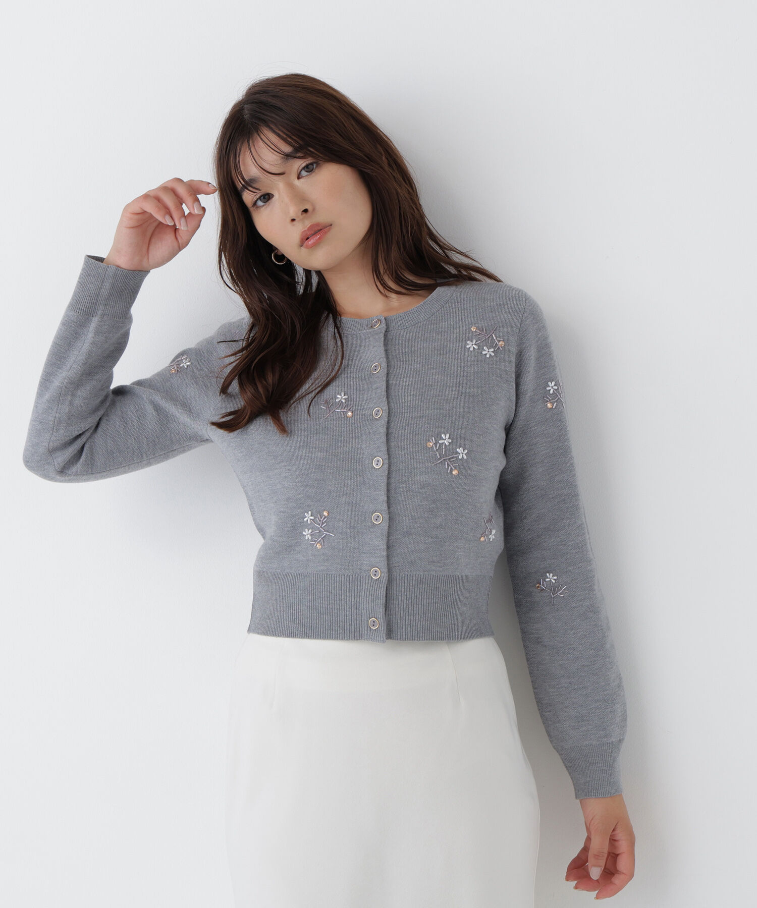  「＜CanCam.jp掲載＞フラワービーズカーディガン」|ニット・セーター|チャコール1