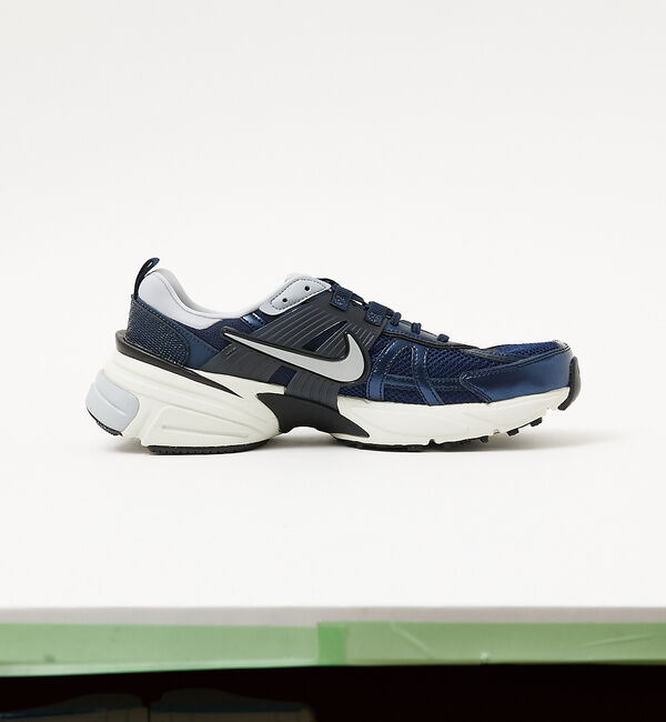 ABAHOUSE「【NIKE】ナイキ V2K RUN / V2Kラン スニーカー」|スニーカー|