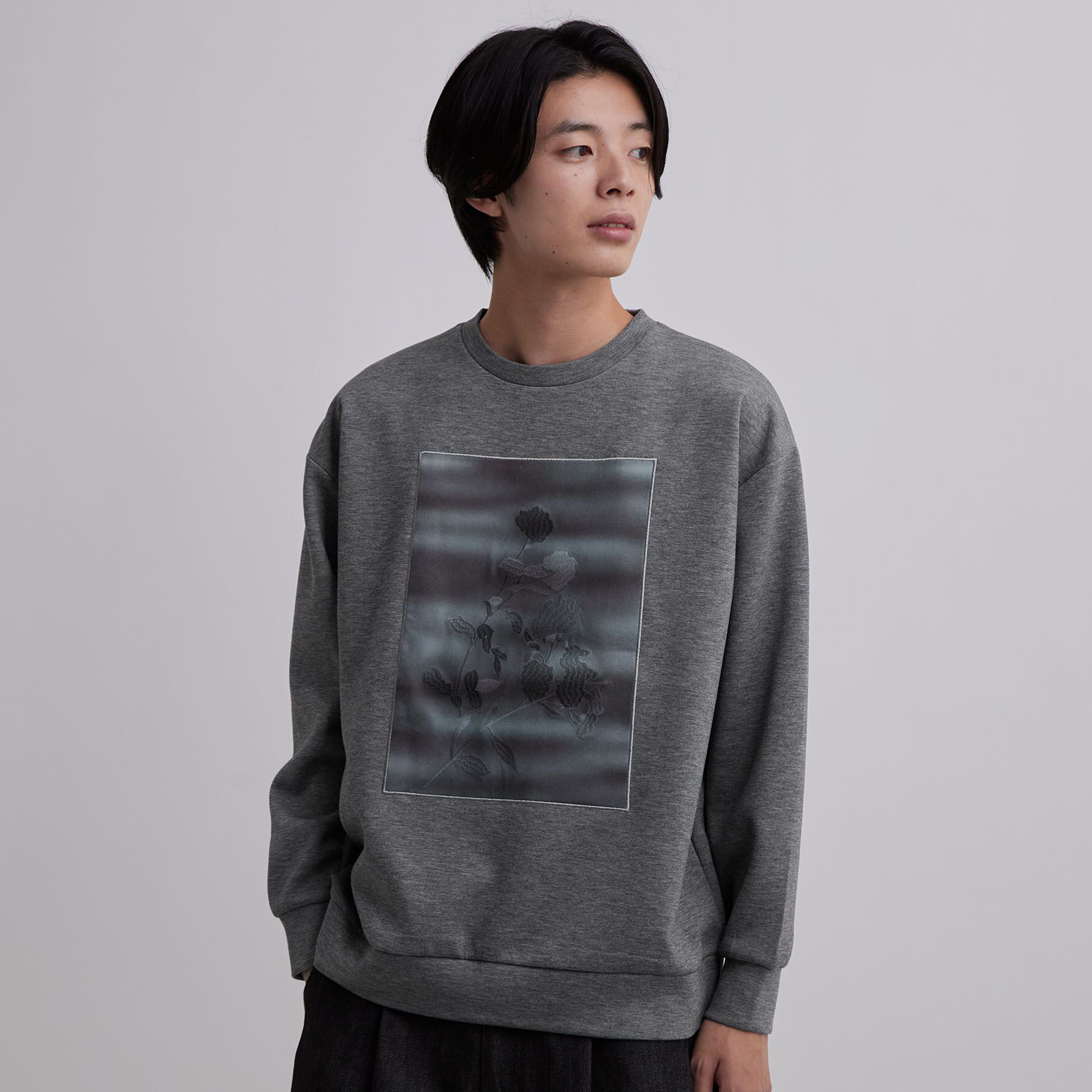 tk.TAKEO KIKUCHI「フラワー刺繍グラフィックスウェット」|パーカー|グレー(012)