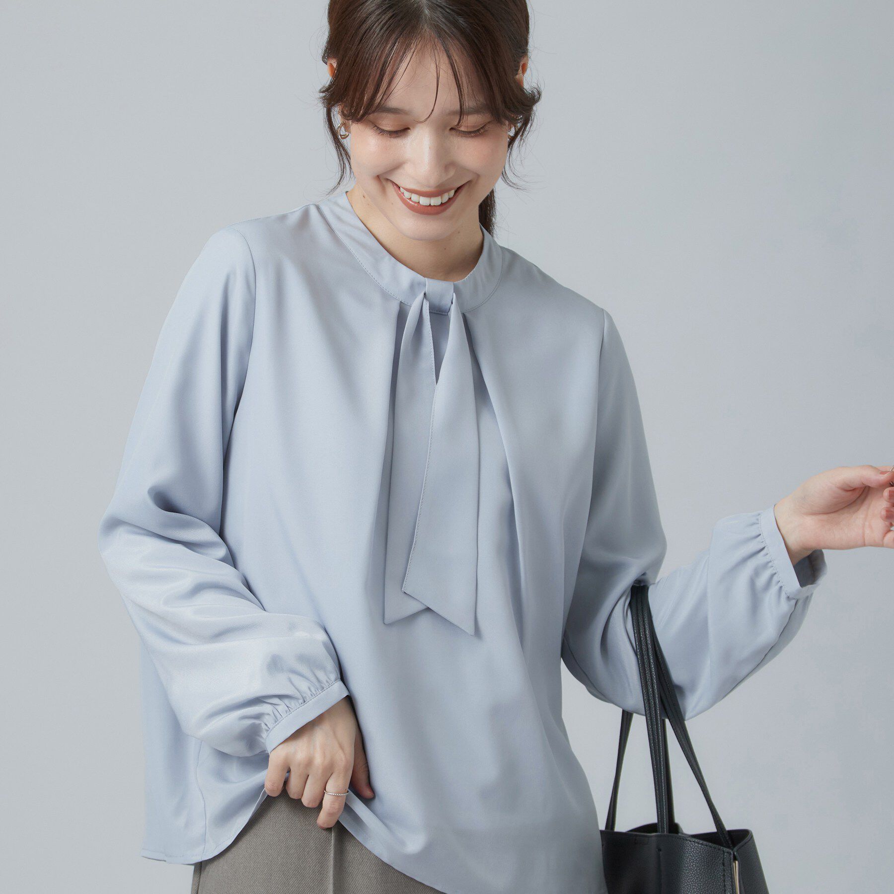 SHOO･LA･RUE「【あったか/通勤/セレモニー】裏地にヒミツ ボウタイ風 裏起毛ブラウス」|シャツ・ブラウス|サックスブルー(09