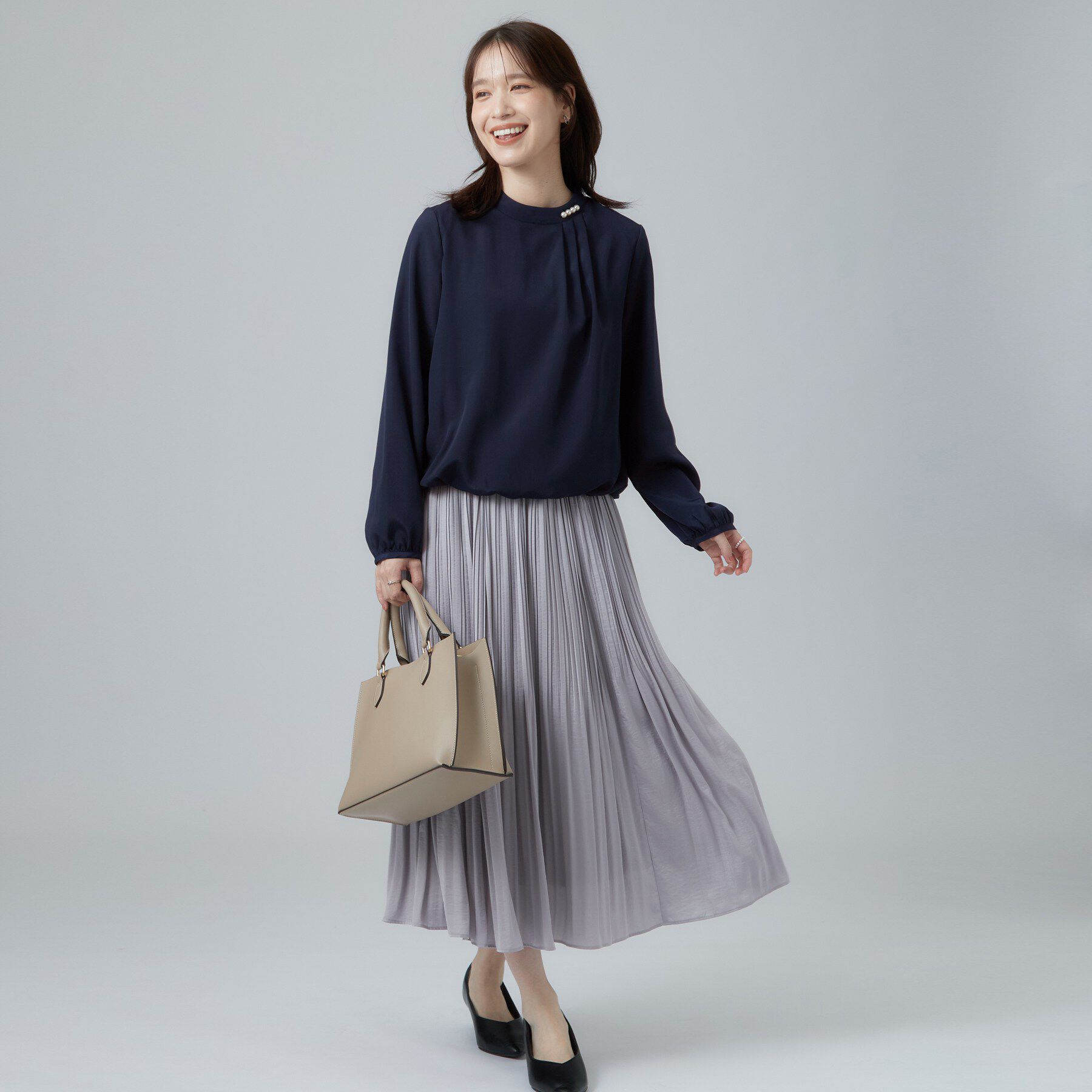 SHOO･LA･RUE「【あったか/通勤/セレモニー】裏地にヒミツ 首元パールが上品 インしてる風裏起毛ブラウス」|シャツ・ブラウス|