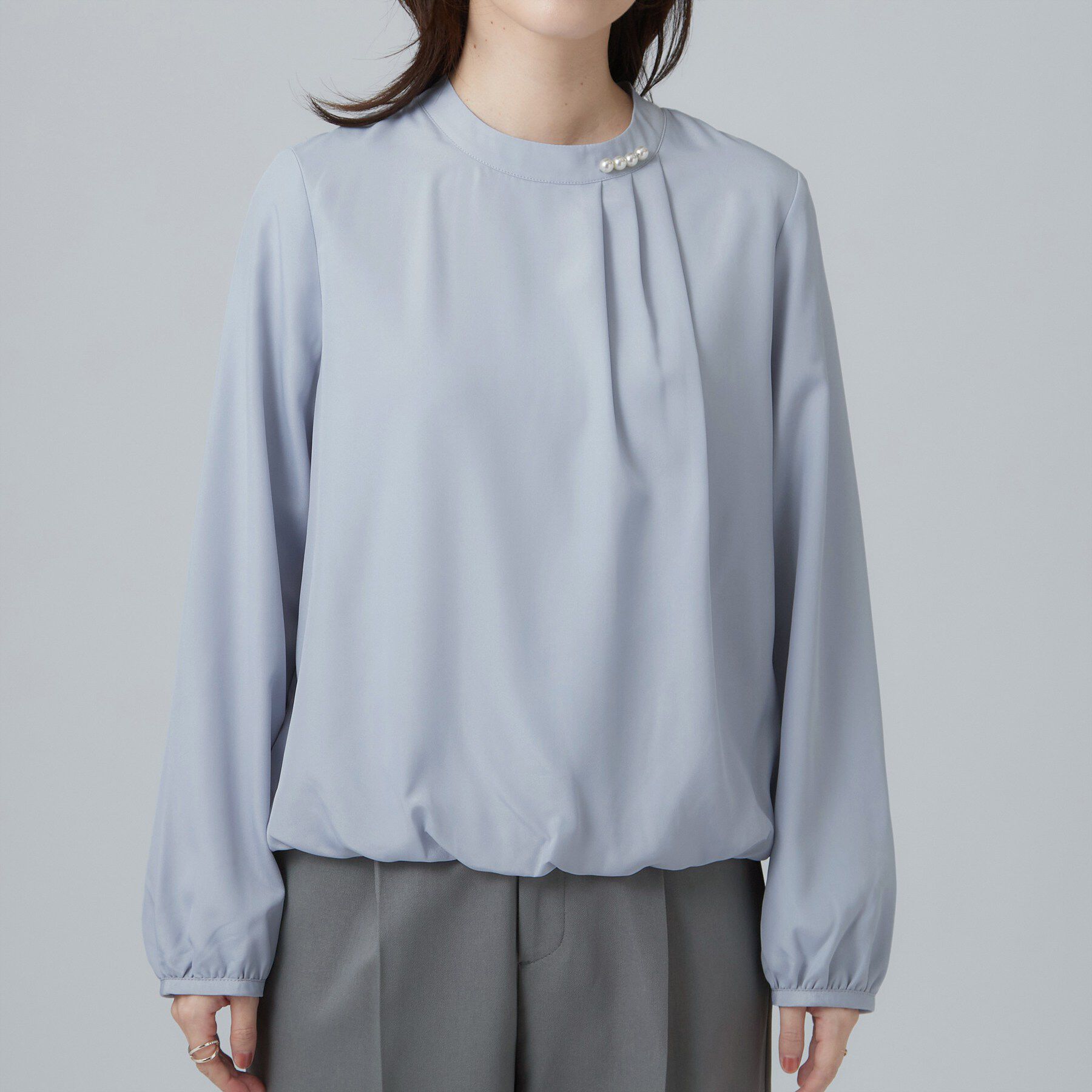 SHOO･LA･RUE「【あったか/通勤/セレモニー】裏地にヒミツ 首元パールが上品 インしてる風裏起毛ブラウス」|シャツ・ブラウス|