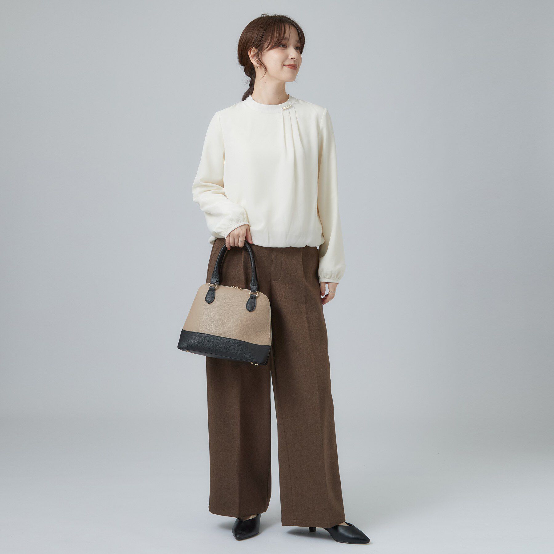 SHOO･LA･RUE「【あったか/通勤/セレモニー】裏地にヒミツ 首元パールが上品 インしてる風裏起毛ブラウス」|シャツ・ブラウス|