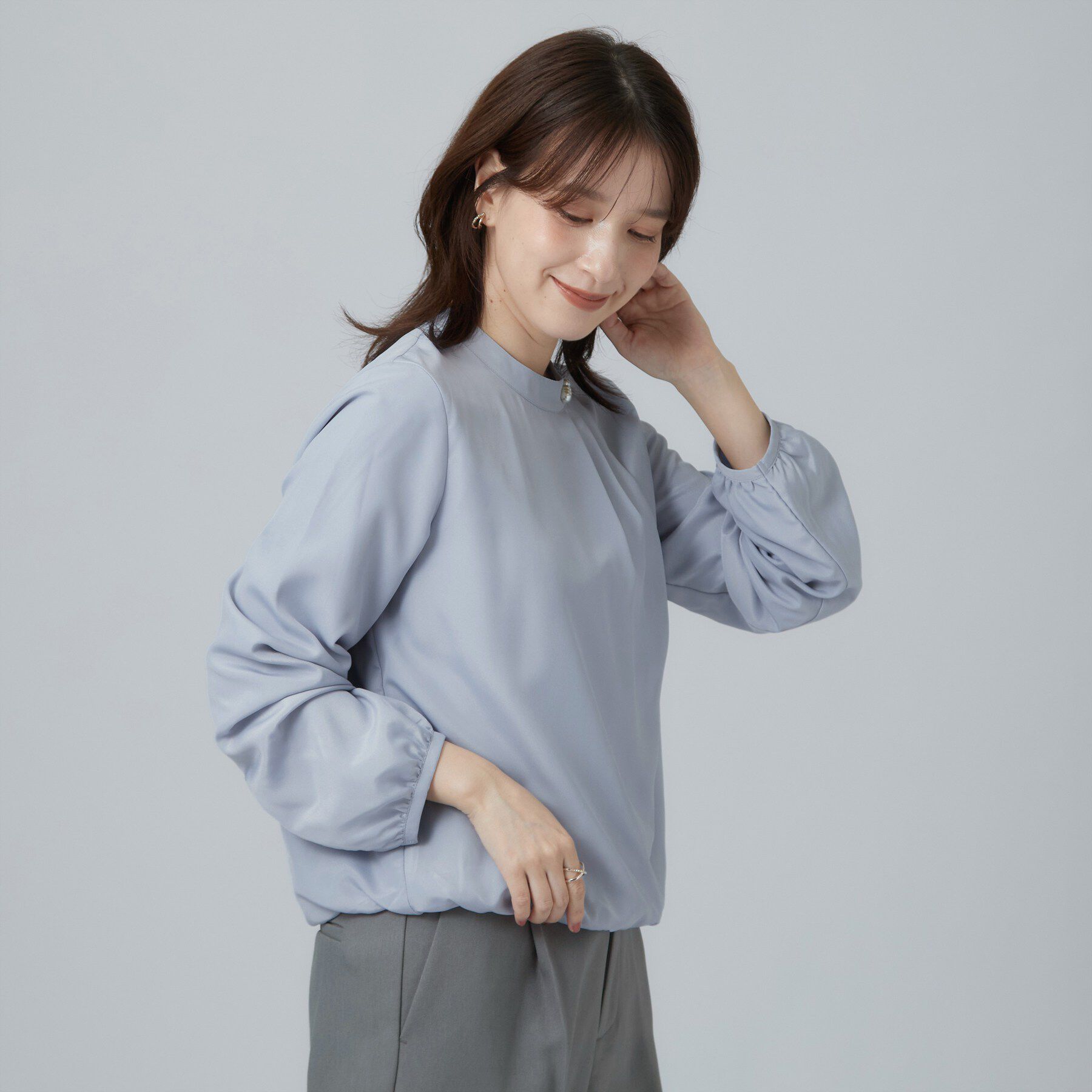 SHOO･LA･RUE「【あったか/通勤/セレモニー】裏地にヒミツ 首元パールが上品 インしてる風裏起毛ブラウス」|シャツ・ブラウス|