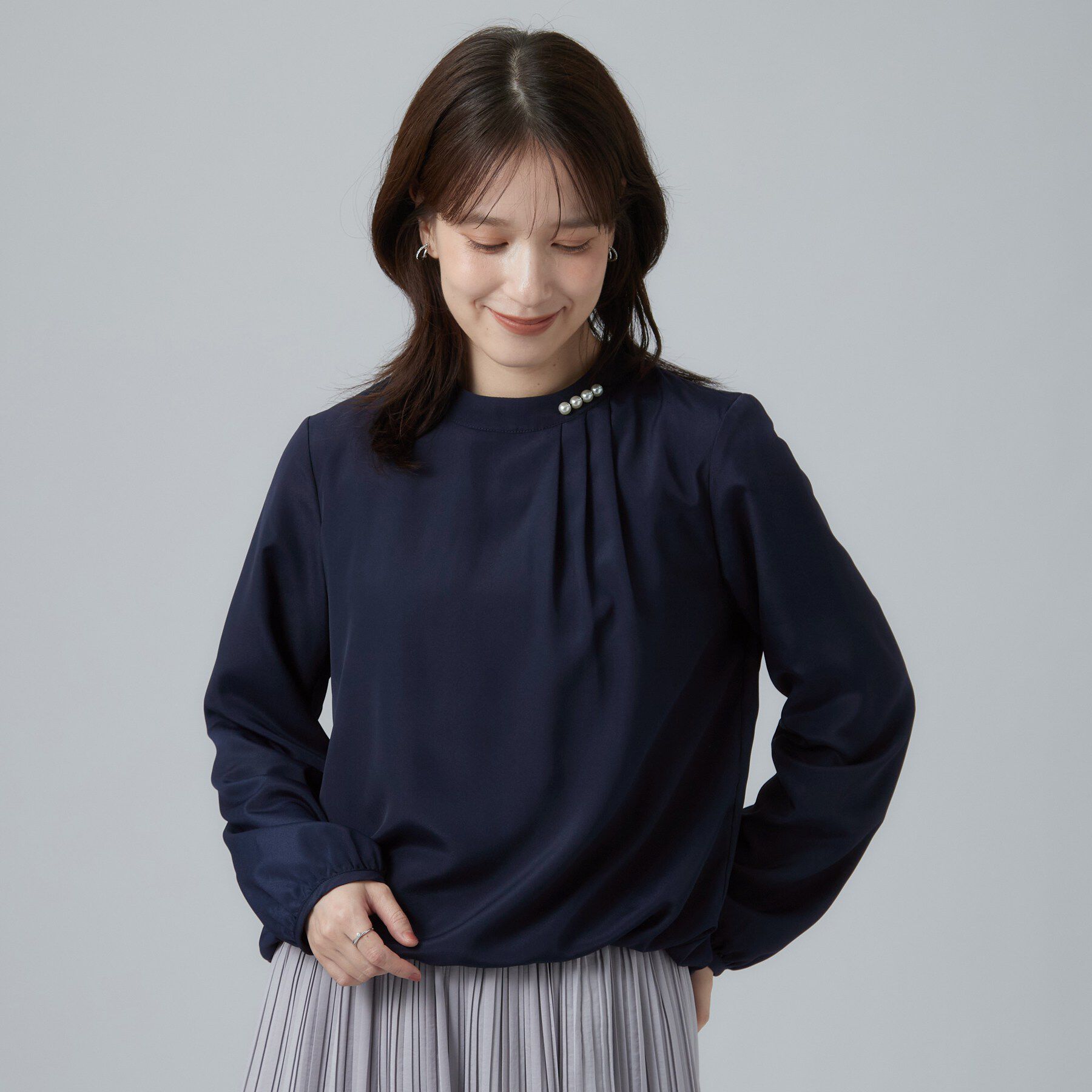 SHOO･LA･RUE「【あったか/通勤/セレモニー】裏地にヒミツ 首元パールが上品 インしてる風裏起毛ブラウス」|シャツ・ブラウス|