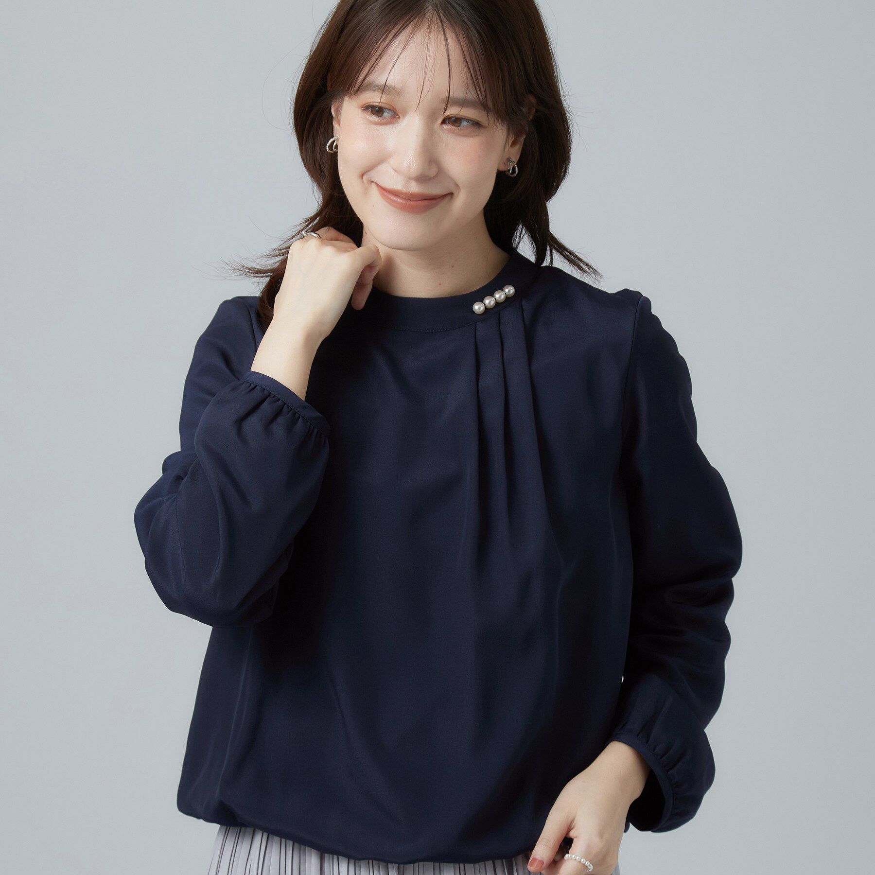 SHOO･LA･RUE「【あったか/通勤/セレモニー】裏地にヒミツ 首元パールが上品 インしてる風裏起毛ブラウス」|シャツ・ブラウス|ネイビー(094)