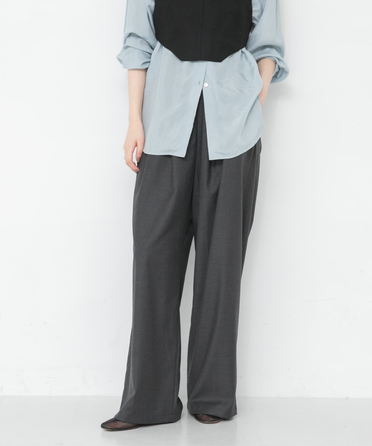 URBAN RESEARCH「『UR TECH SMOOTHLUXE』ウール混タックギャザーストレートパンツ」|その他|チャコールグレー