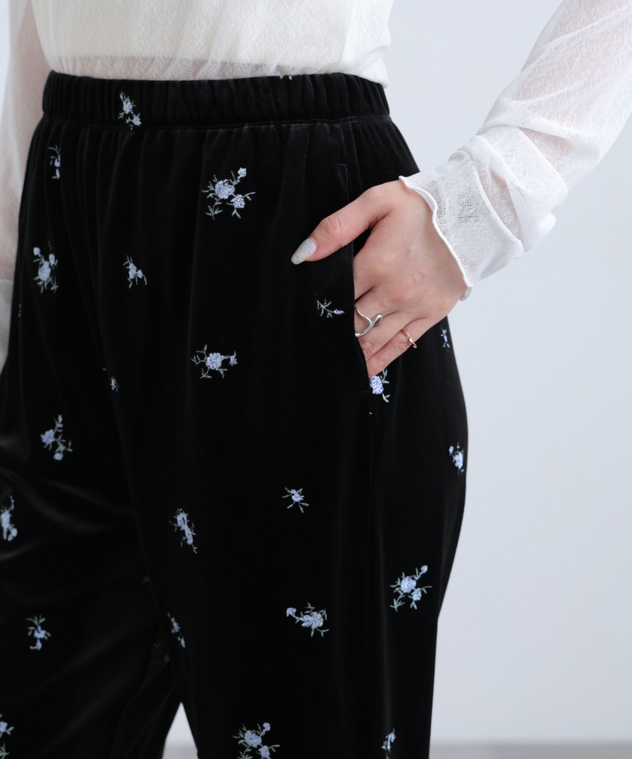  「ベロア刺繍総柄フレアパンツ」|その他|