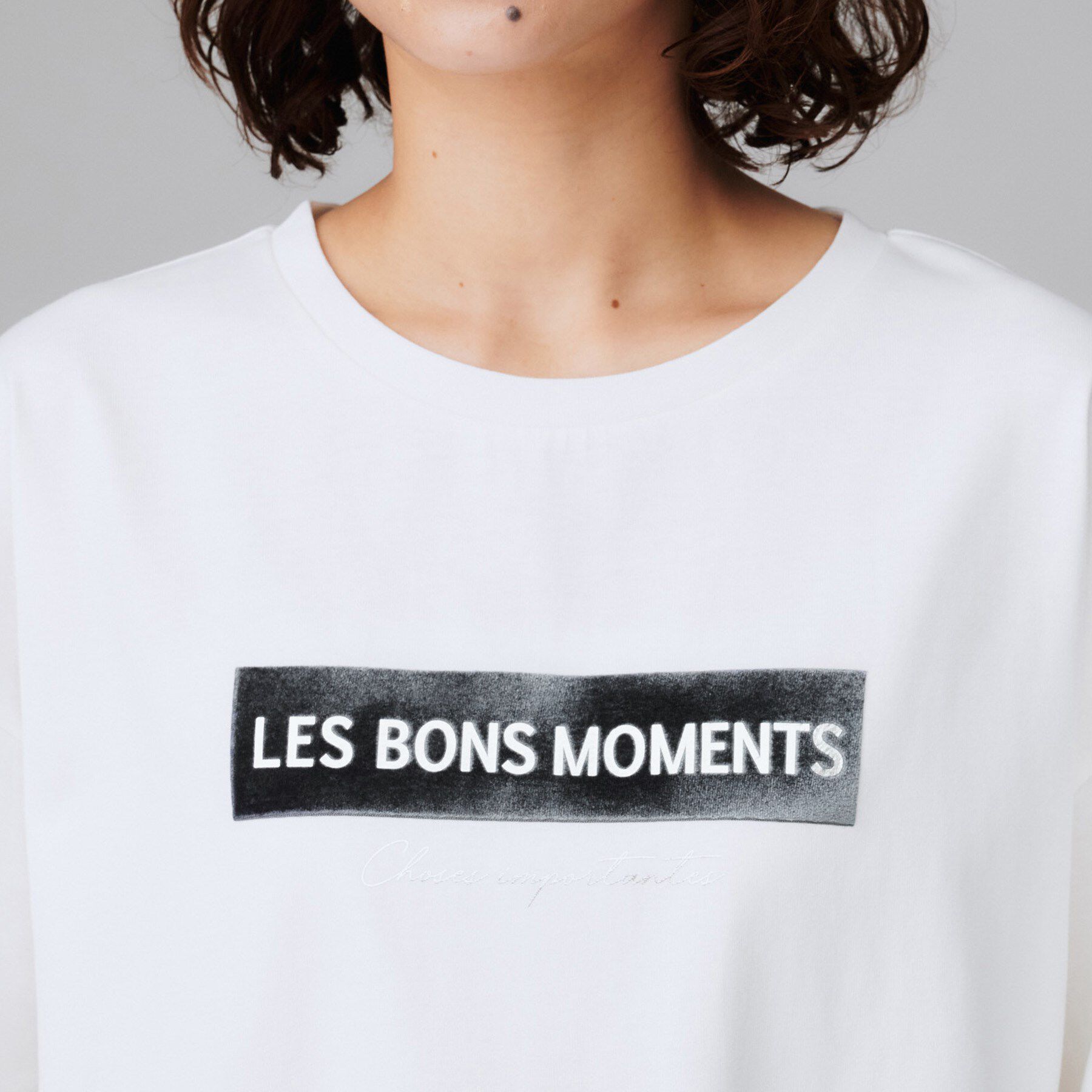 UNTITLED「【コットン100/ゆったり/ショート丈/洗える】ベロアロゴTシャツ」|Tシャツ・カットソー|