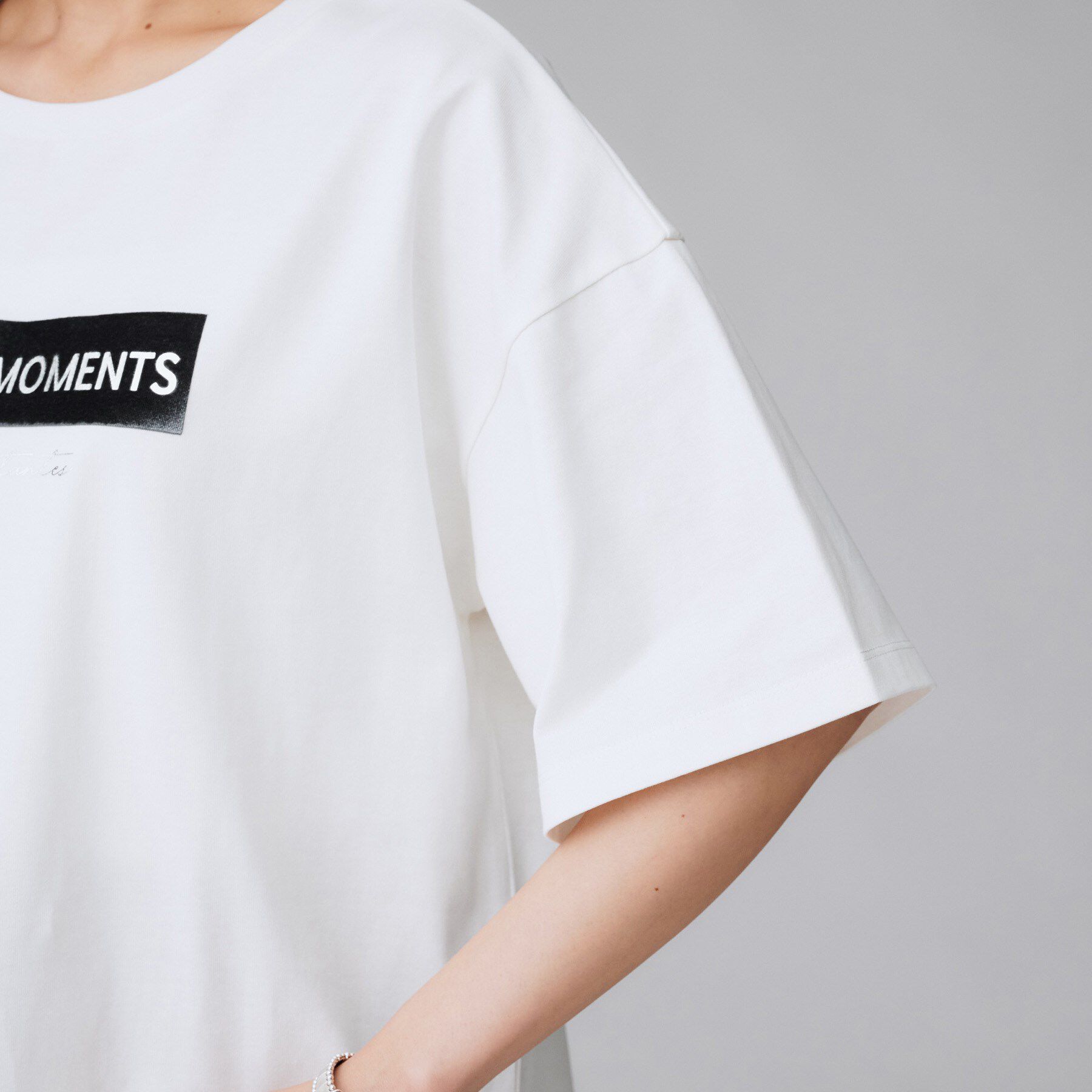 UNTITLED「【コットン100/ゆったり/ショート丈/洗える】ベロアロゴTシャツ」|Tシャツ・カットソー|