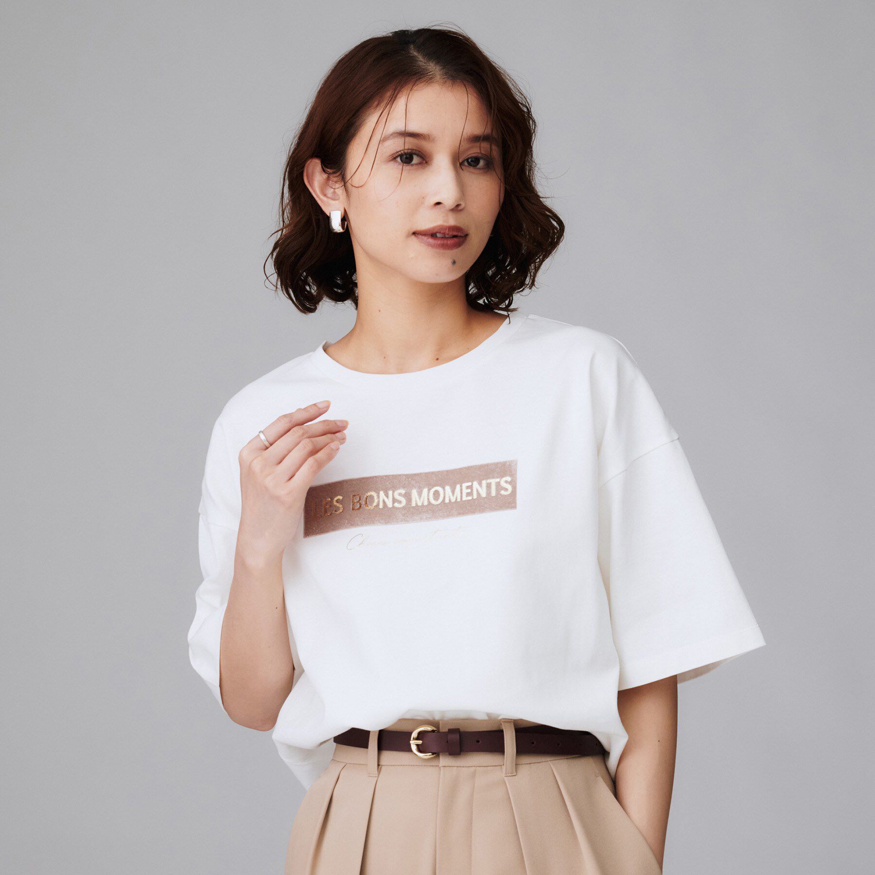 UNTITLED「【コットン100/ゆったり/ショート丈/洗える】ベロアロゴTシャツ」|Tシャツ・カットソー|